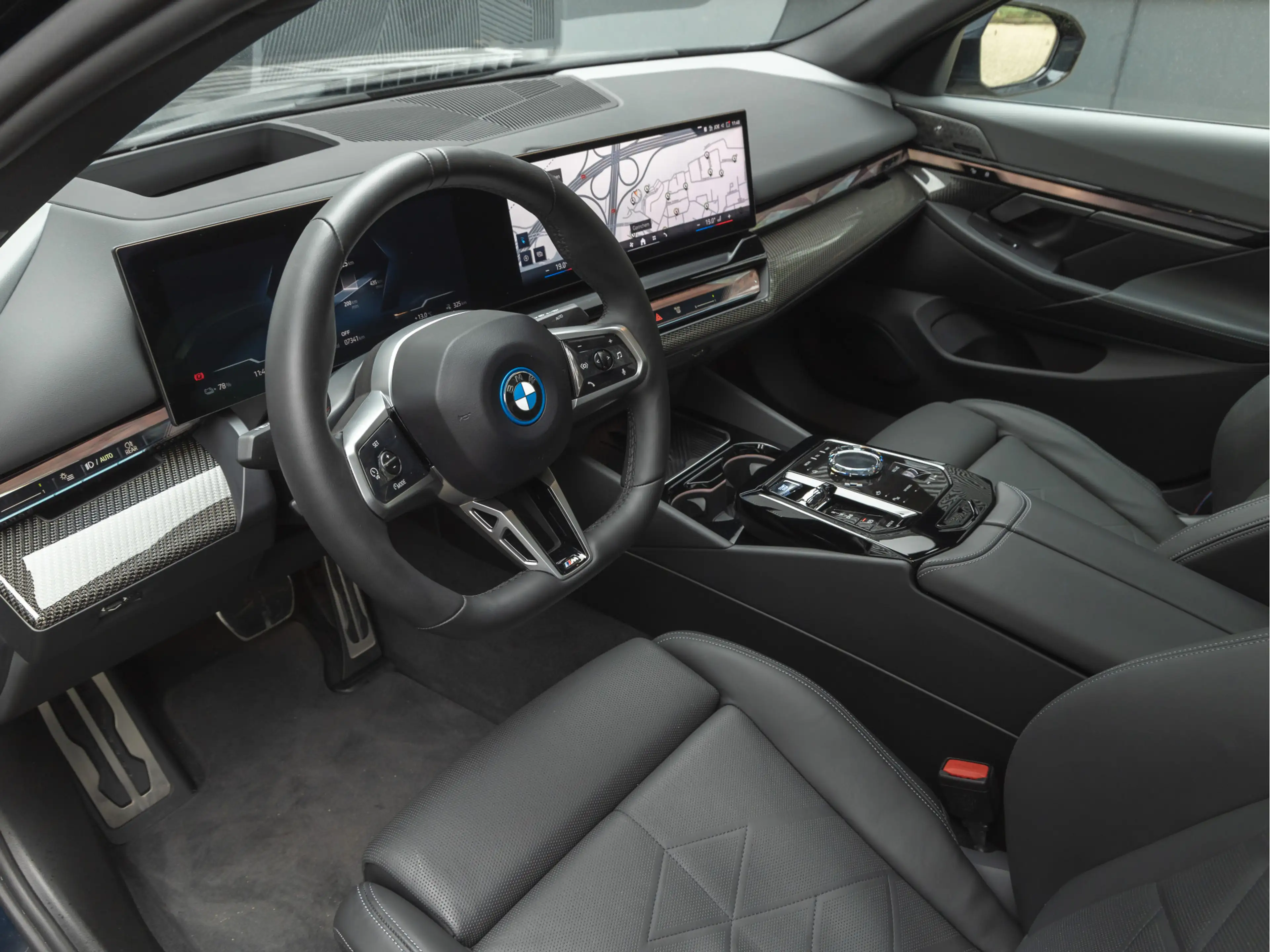 BMW i5 eDrive40 M-Sport Pro - Pano - Driving + Parking As — photo 14