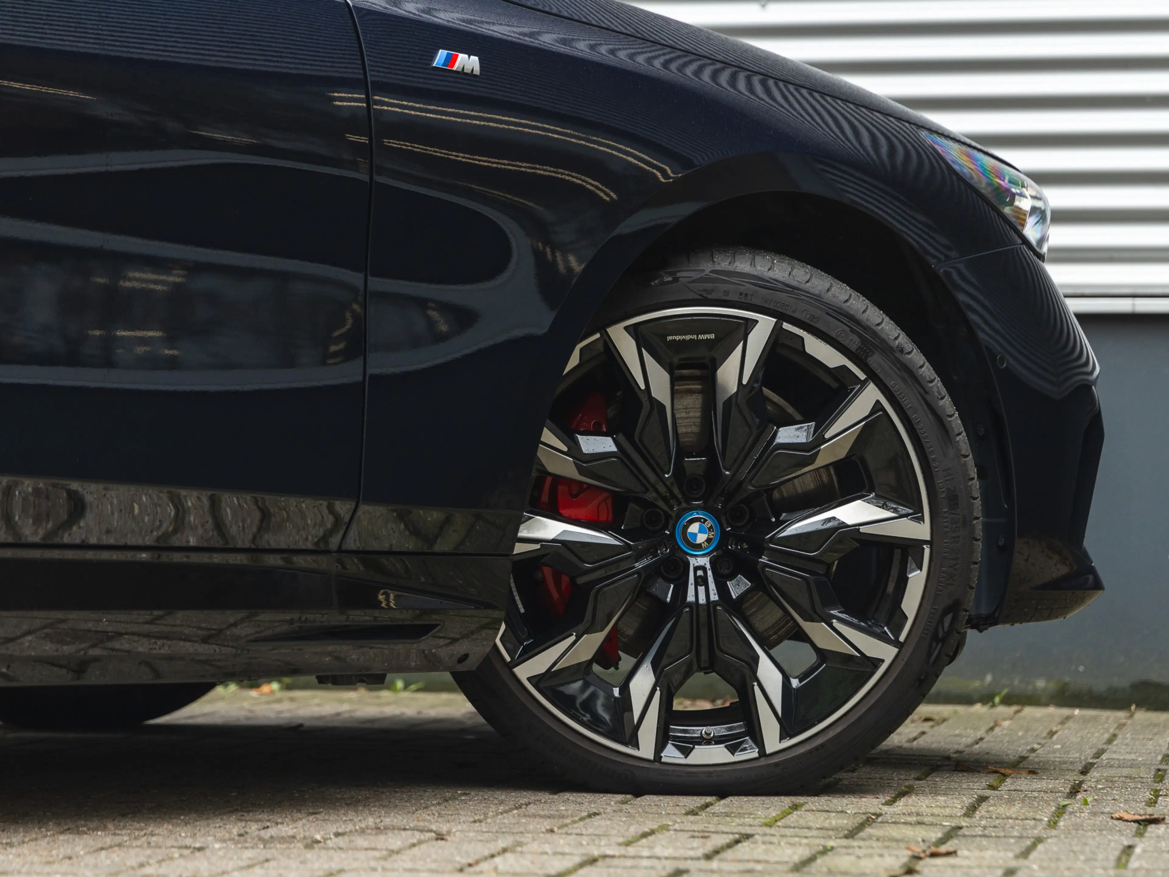 BMW i5 eDrive40 M-Sport Pro - Pano - Driving + Parking As — photo 13