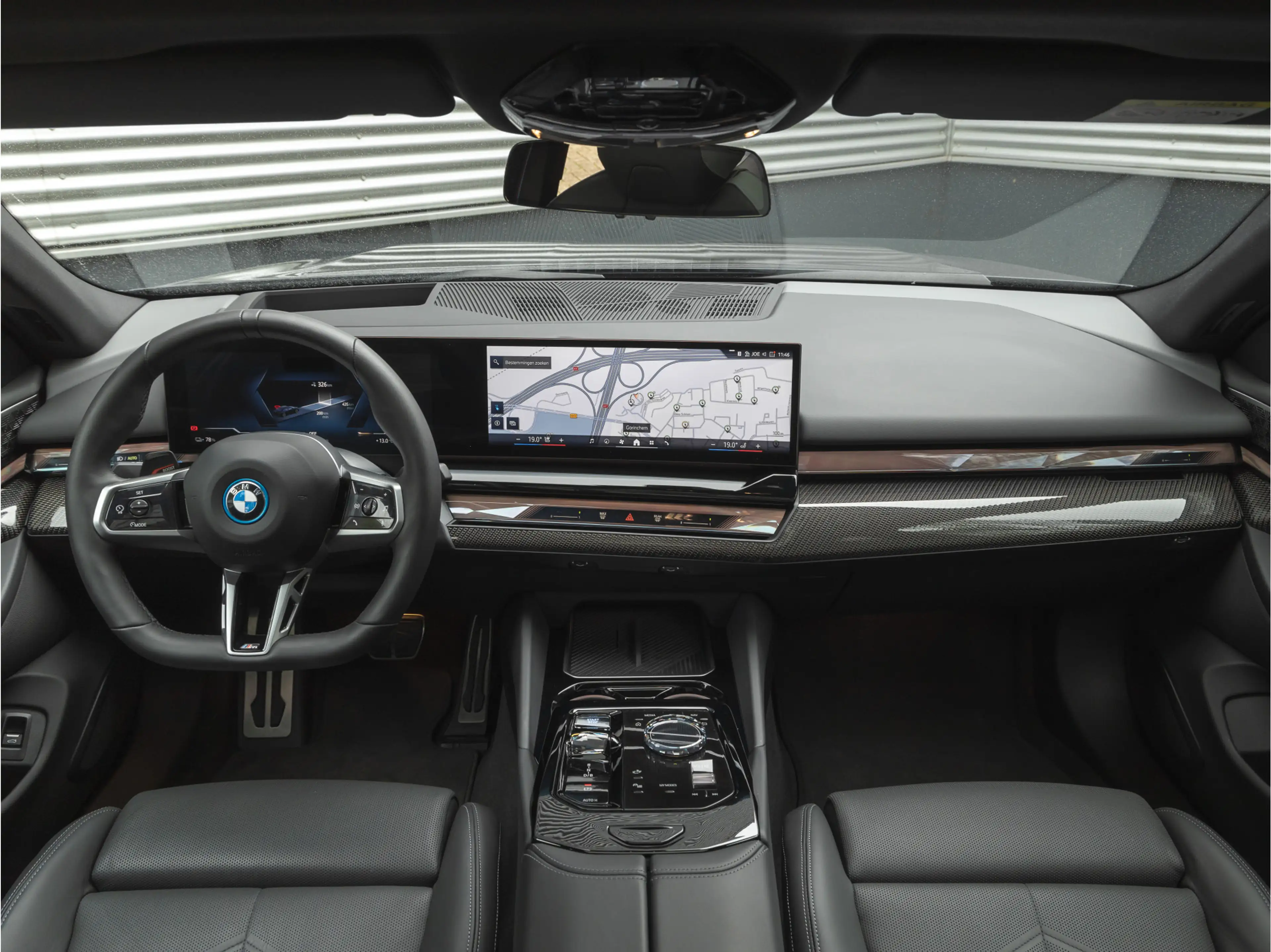 BMW i5 eDrive40 M-Sport Pro - Pano - Driving + Parking As — photo 15