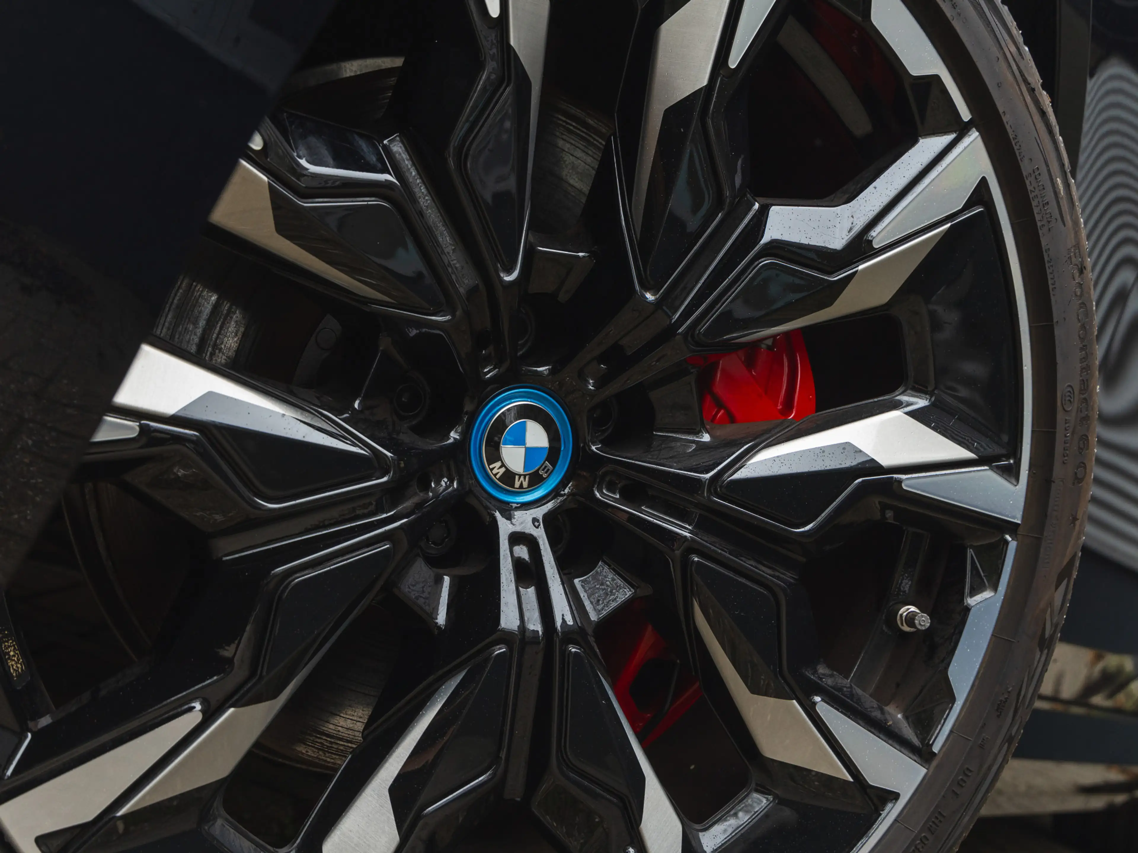 BMW i5 eDrive40 M-Sport Pro - Pano - Driving + Parking As — photo 9