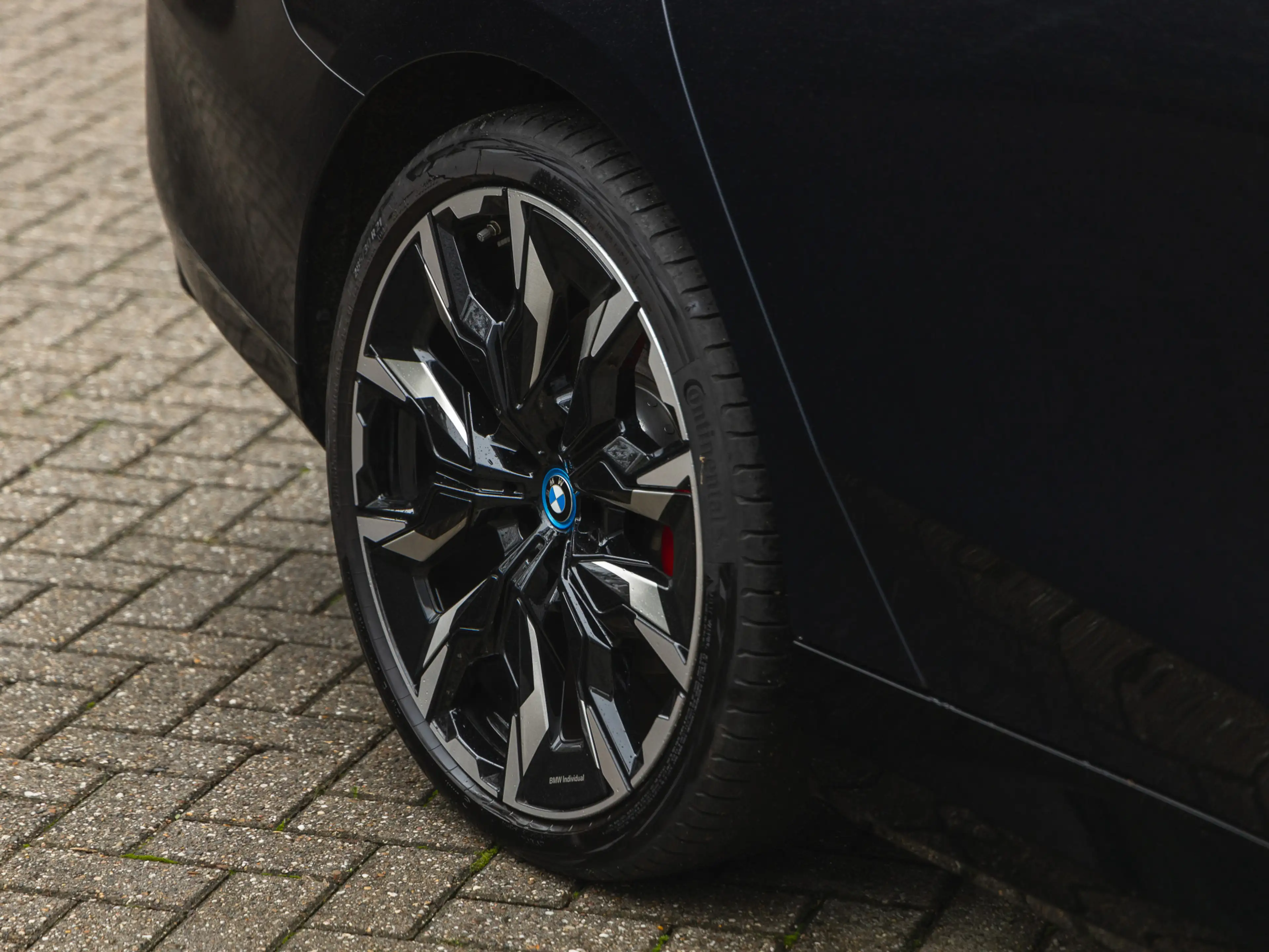 BMW i5 eDrive40 M-Sport Pro - Pano - Driving + Parking As — photo 12