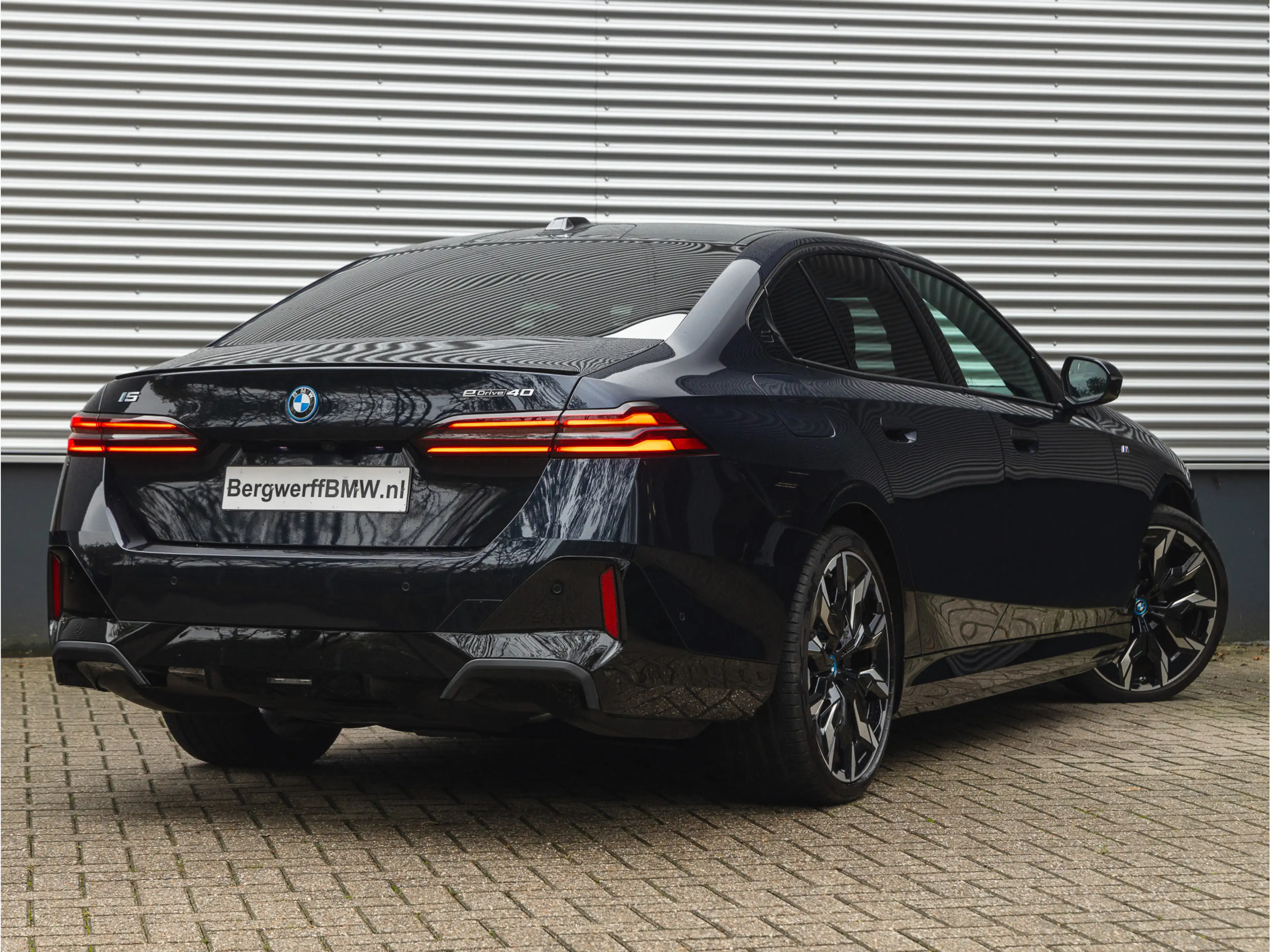 BMW i5 eDrive40 M-Sport Pro - Pano - Driving + Parking As — photo 2