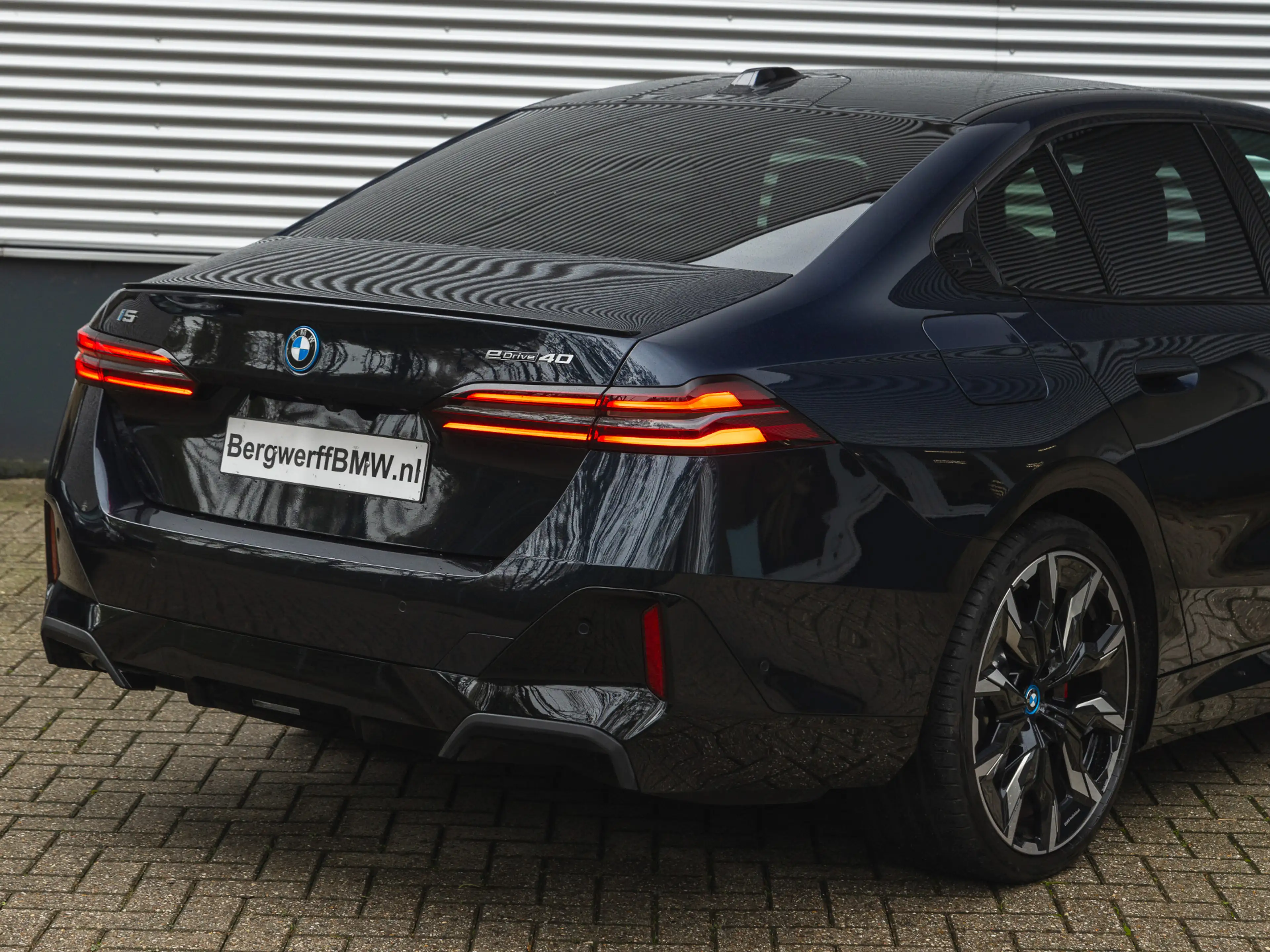 BMW i5 eDrive40 M-Sport Pro - Pano - Driving + Parking As — photo 11
