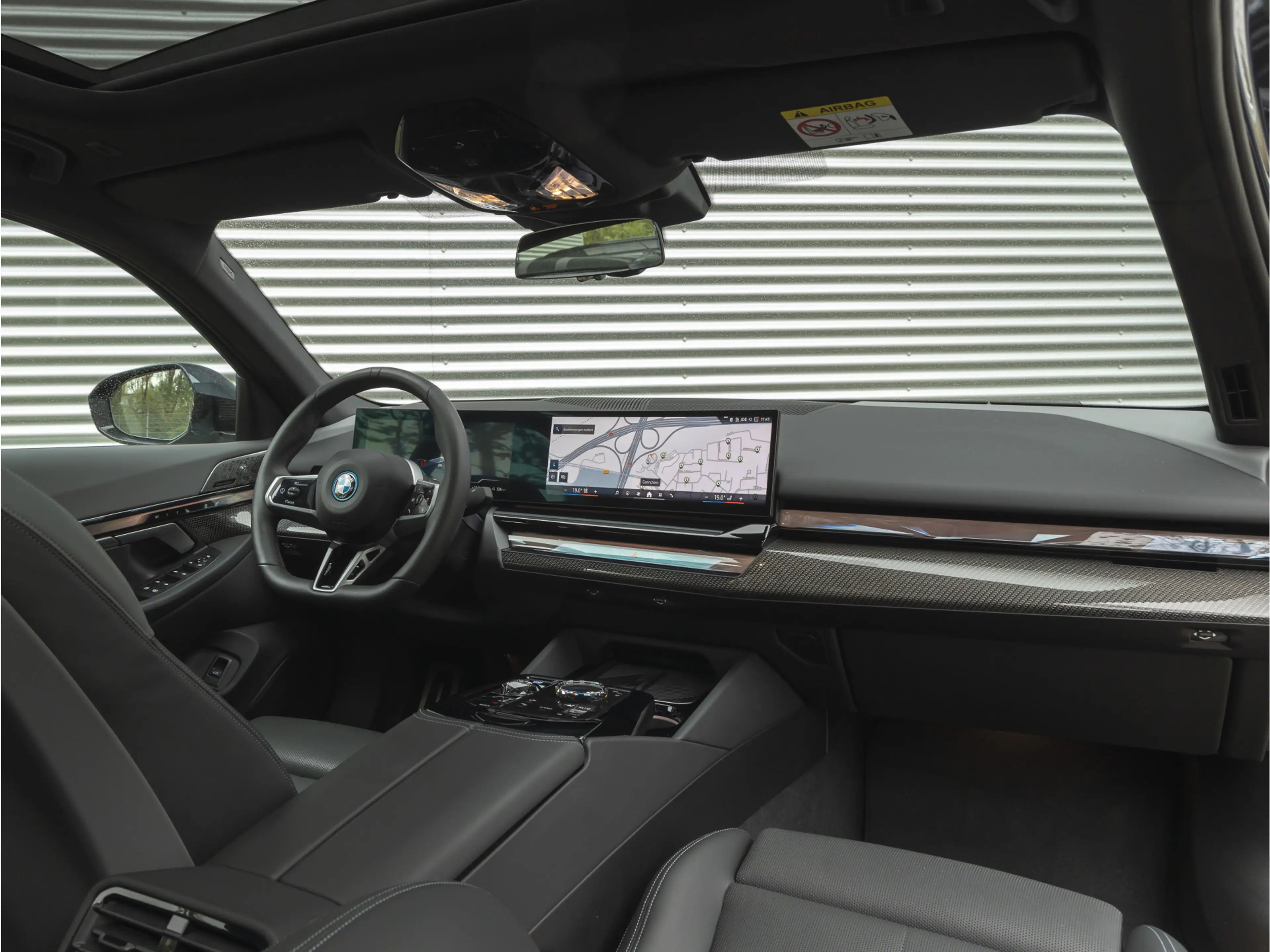 BMW i5 eDrive40 M-Sport Pro - Pano - Driving + Parking As — photo 3