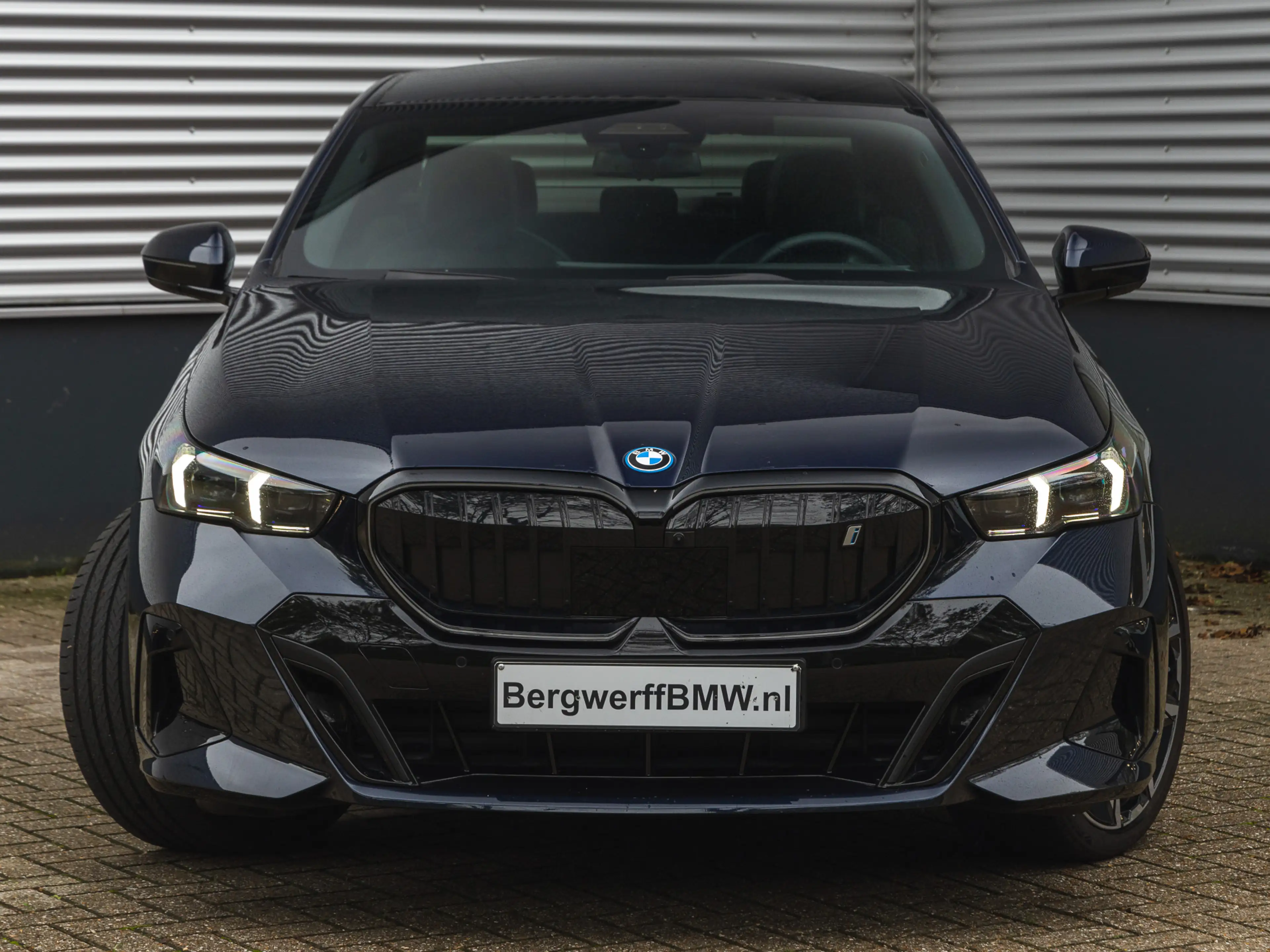 BMW i5 eDrive40 M-Sport Pro - Pano - Driving + Parking As — photo 5