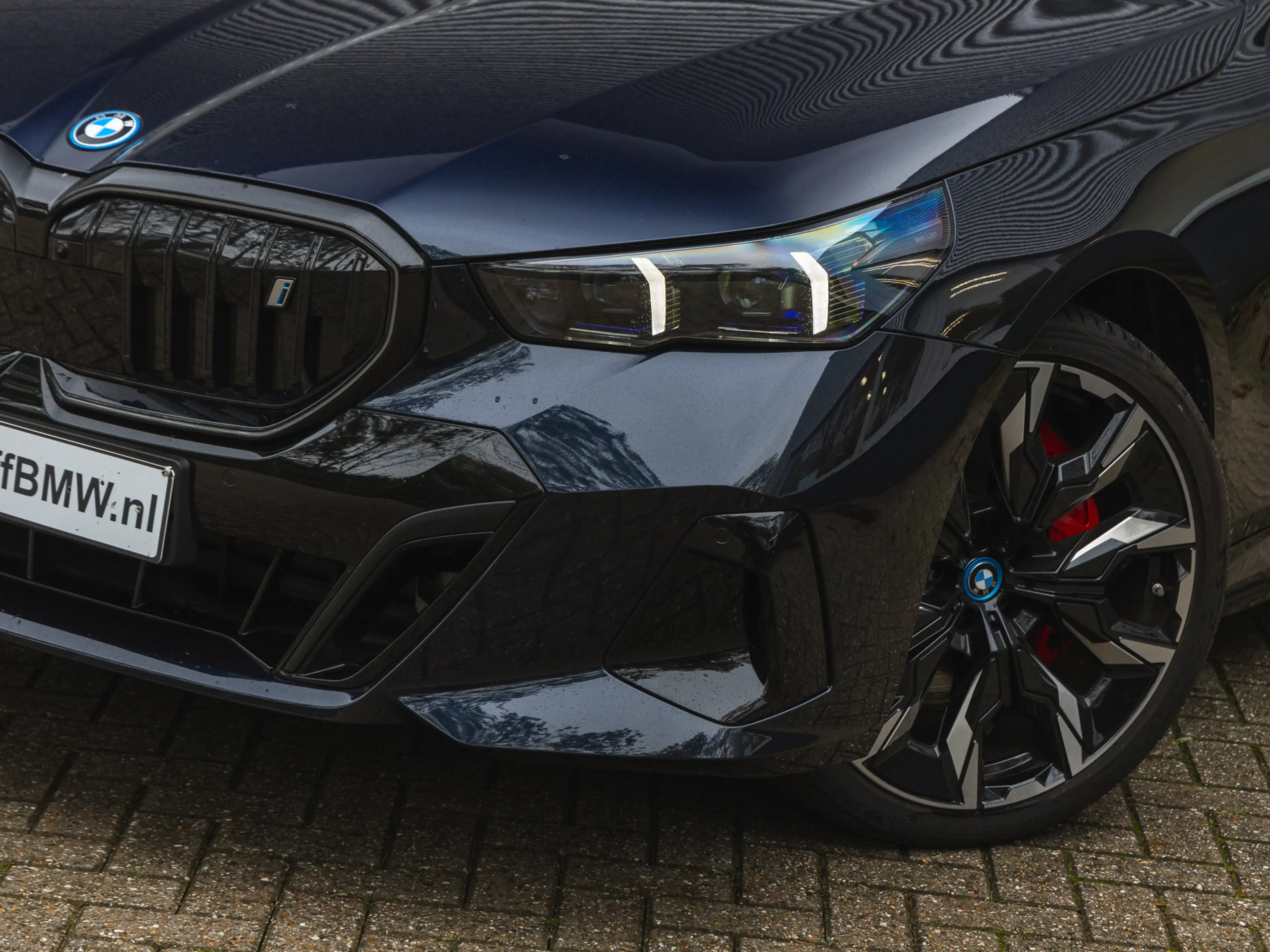 BMW i5 eDrive40 M-Sport Pro - Pano - Driving + Parking As — photo 8