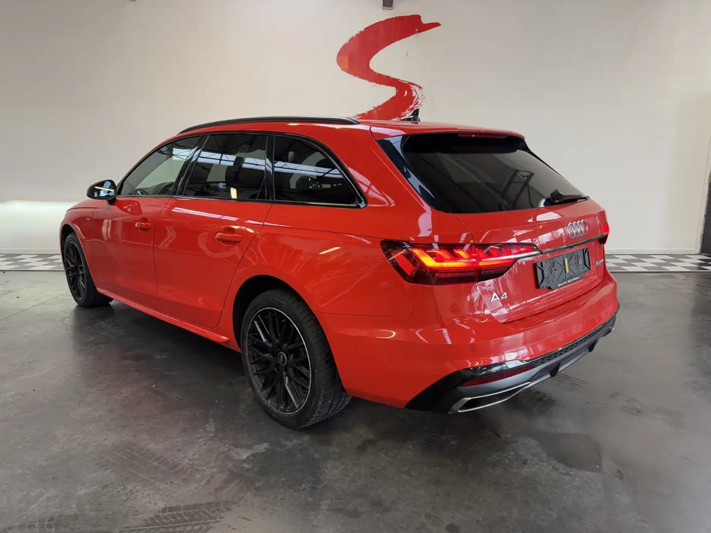Audi A4 A4 AVANT G-TRON S-LINE S-TRONIC // HTVA: 16 446€ Rot - 2