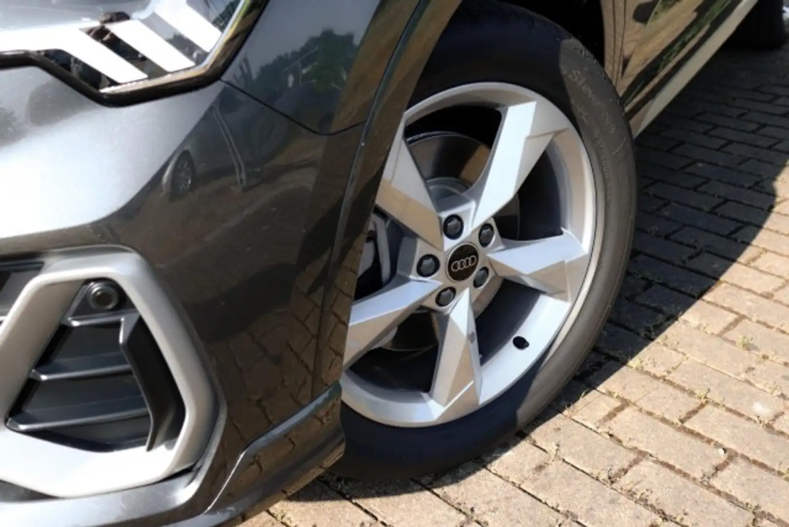 Audi Q3 Sportback 40 TFSI quattro S line NAVI*LED Klima Gris - 2