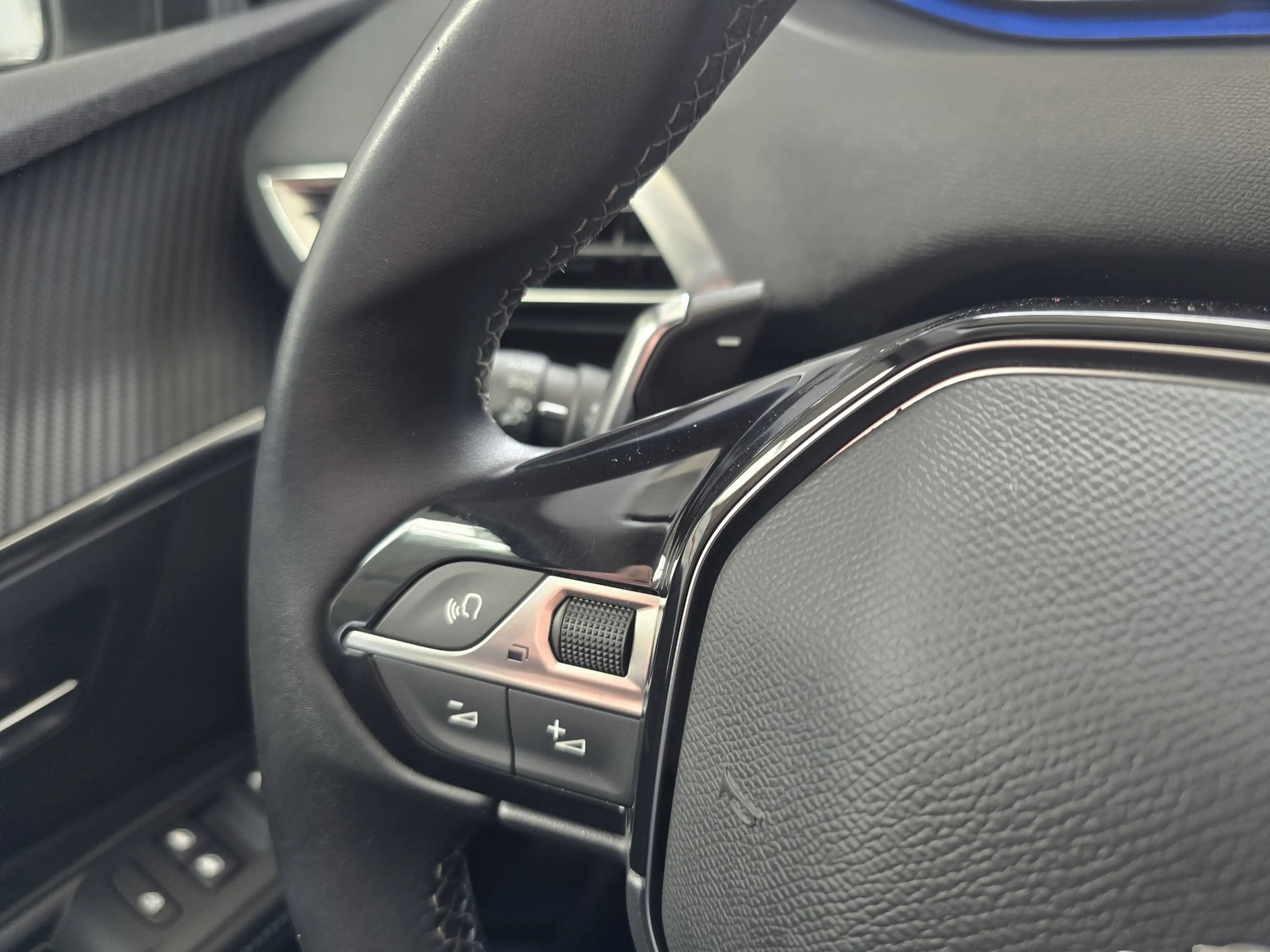 Peugeot 5008 Allure 7Sitzer LED AHK Navi SHZ DAB+ — photo 12