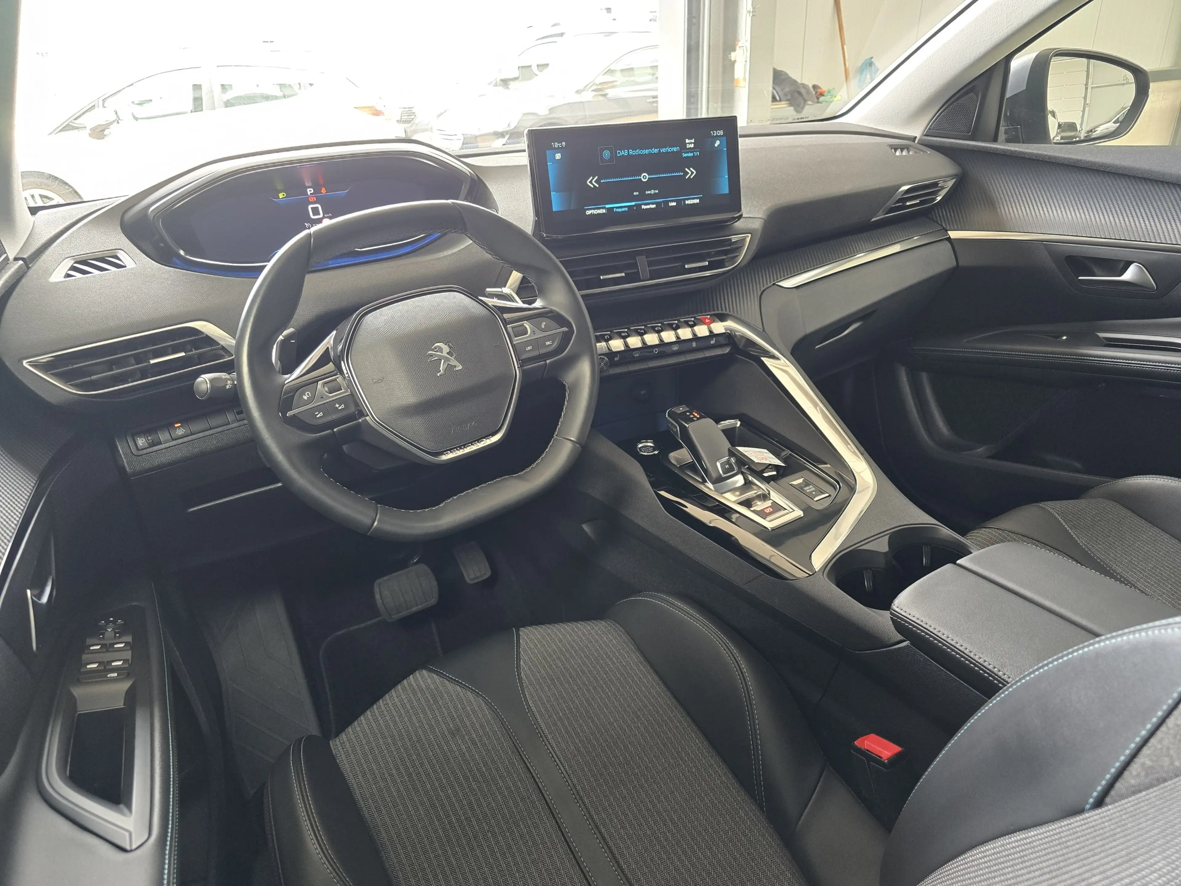 Peugeot 5008 Allure 7Sitzer LED AHK Navi SHZ DAB+ — photo 11