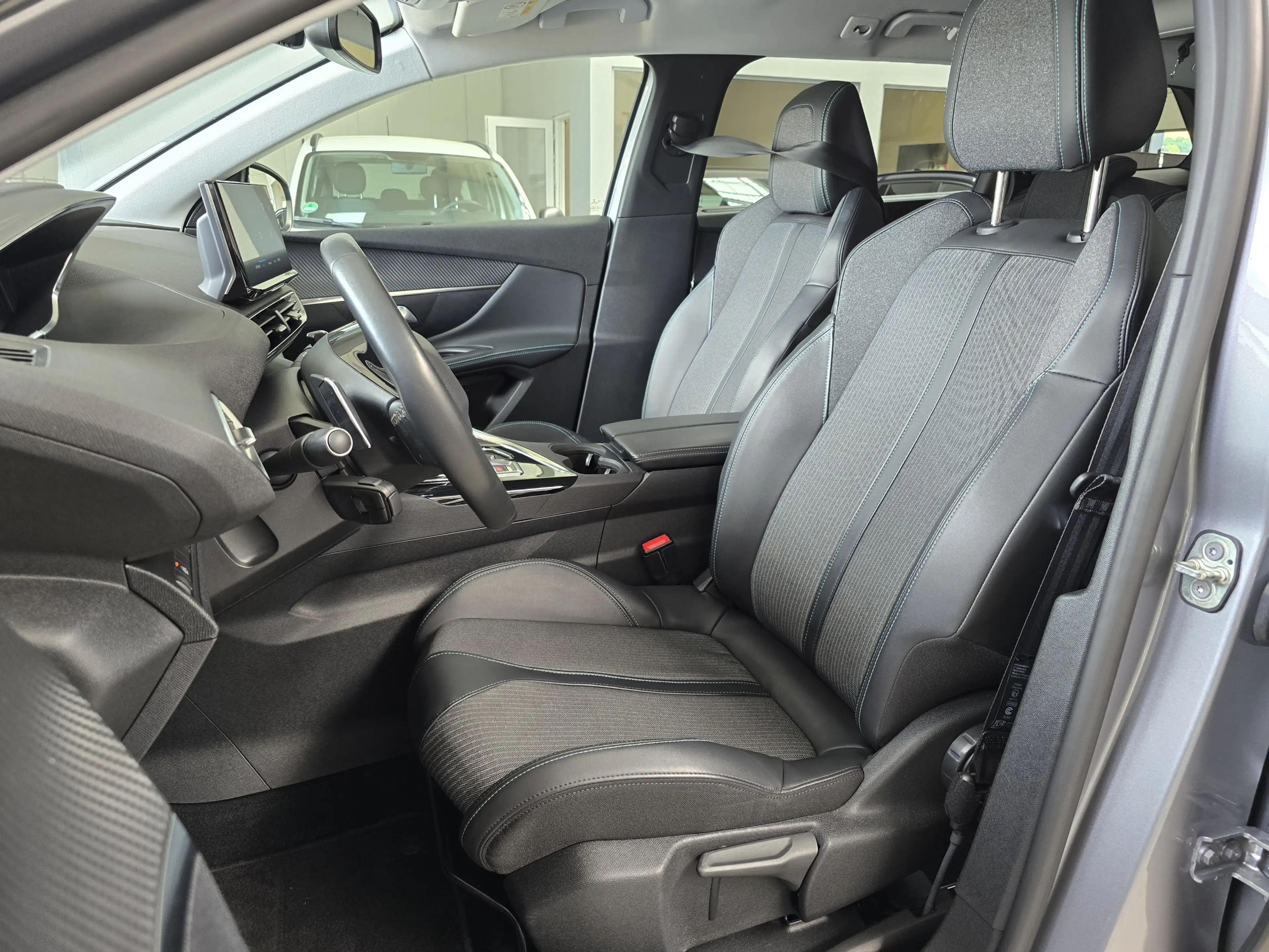 Peugeot 5008 Allure 7Sitzer LED AHK Navi SHZ DAB+ — photo 10