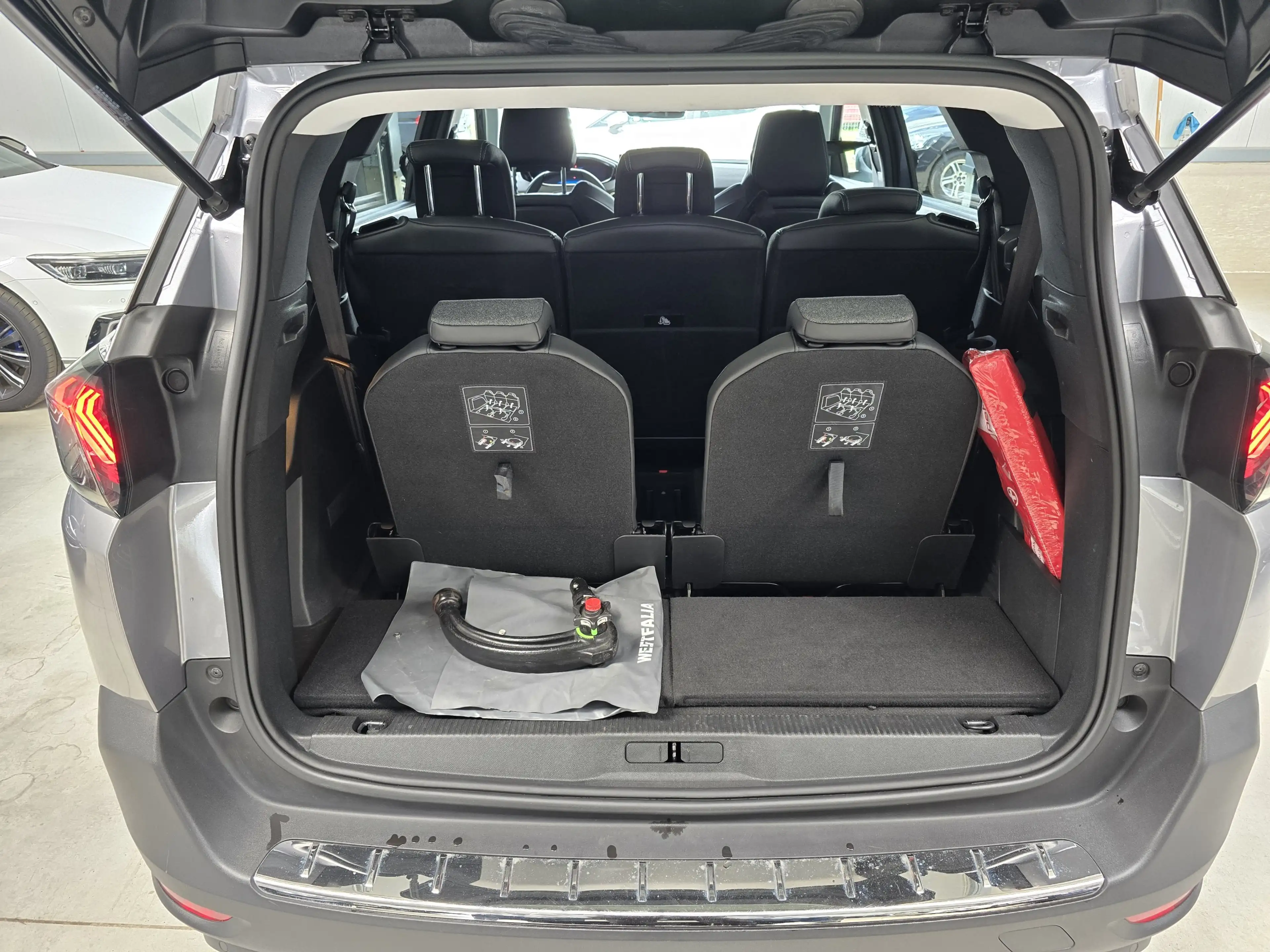 Peugeot 5008 Allure 7Sitzer LED AHK Navi SHZ DAB+ — photo 7