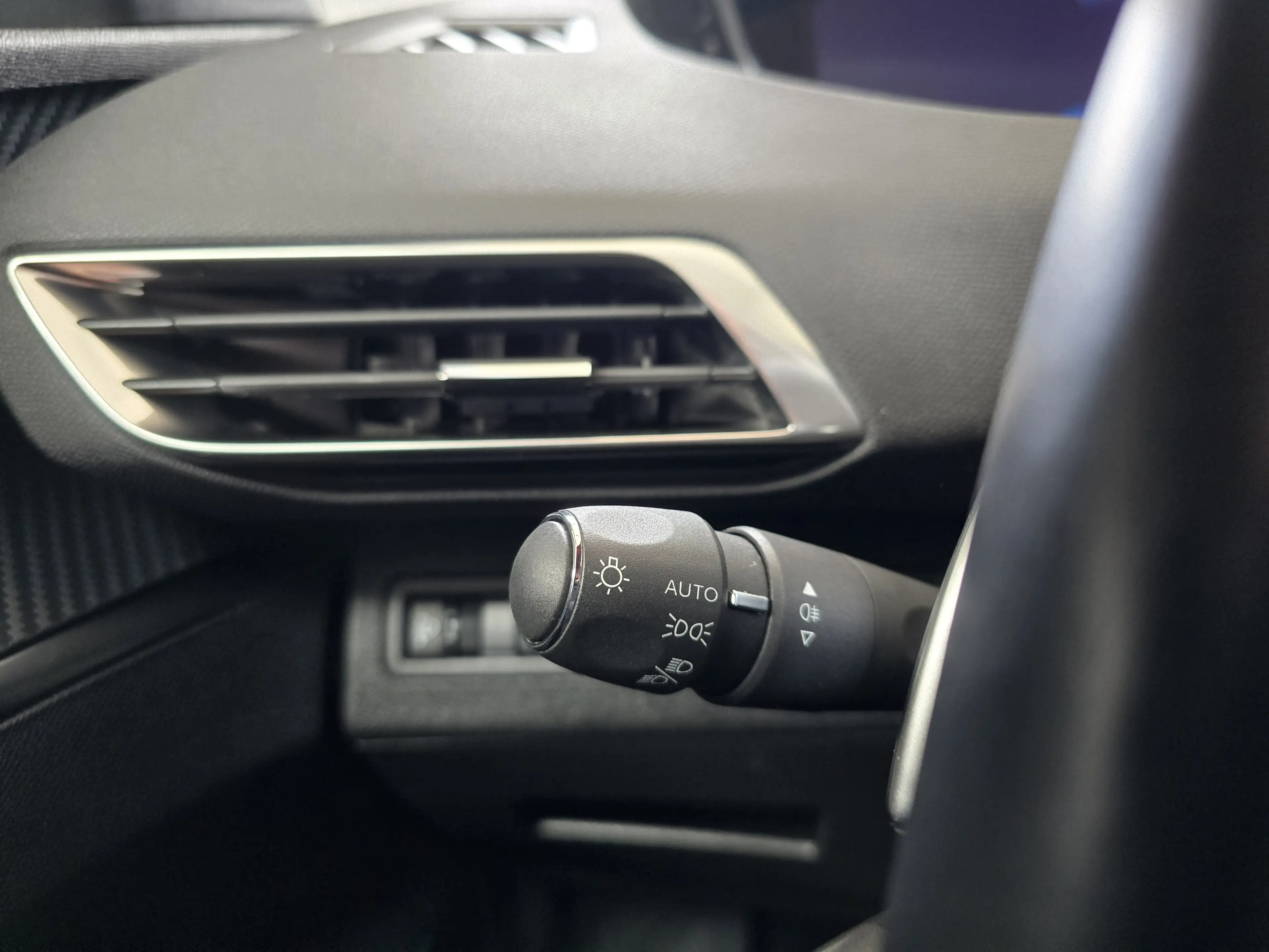 Peugeot 5008 Allure 7Sitzer LED AHK Navi SHZ DAB+ — photo 15