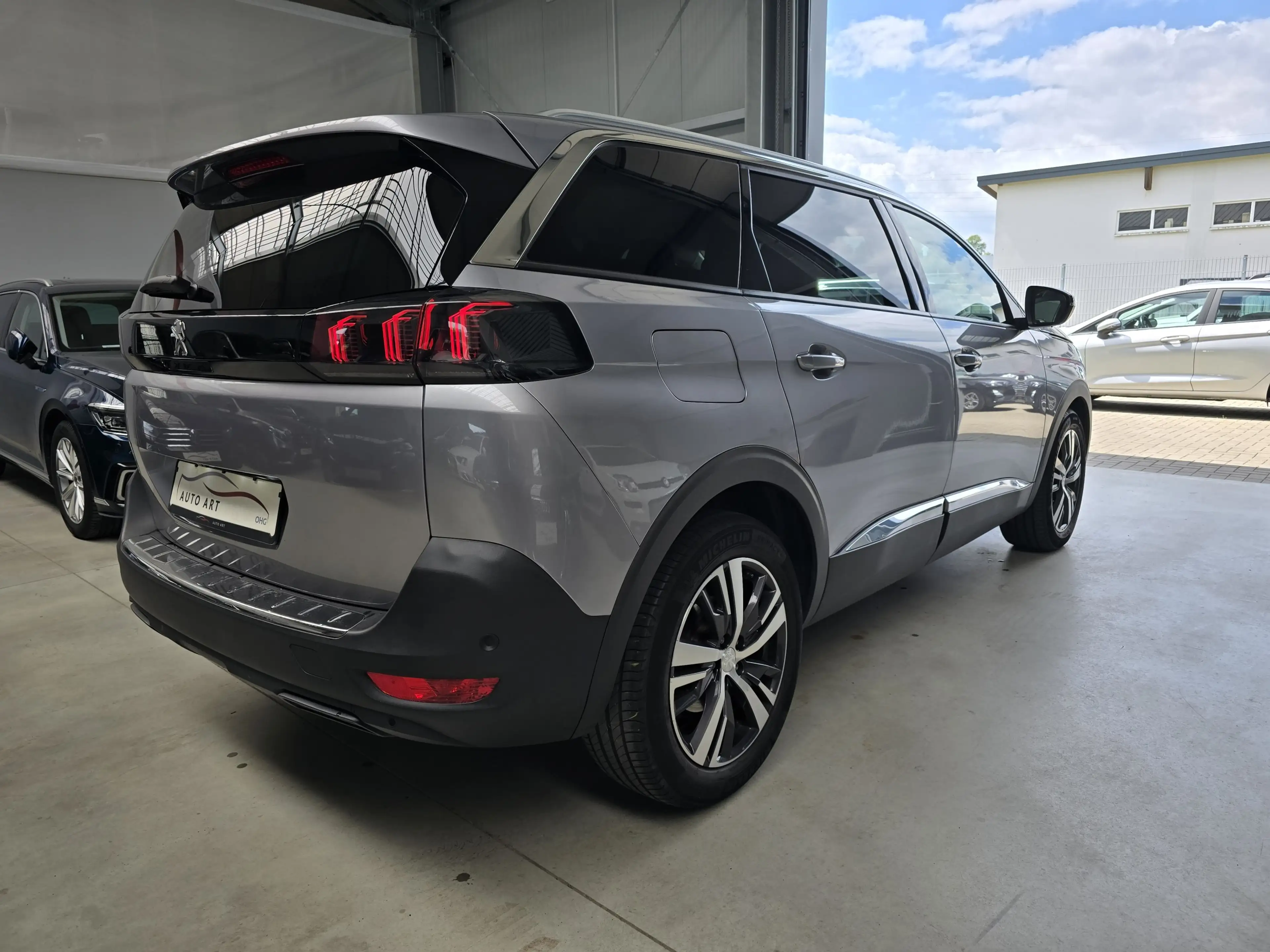 Peugeot 5008 Allure 7Sitzer LED AHK Navi SHZ DAB+ — photo 6