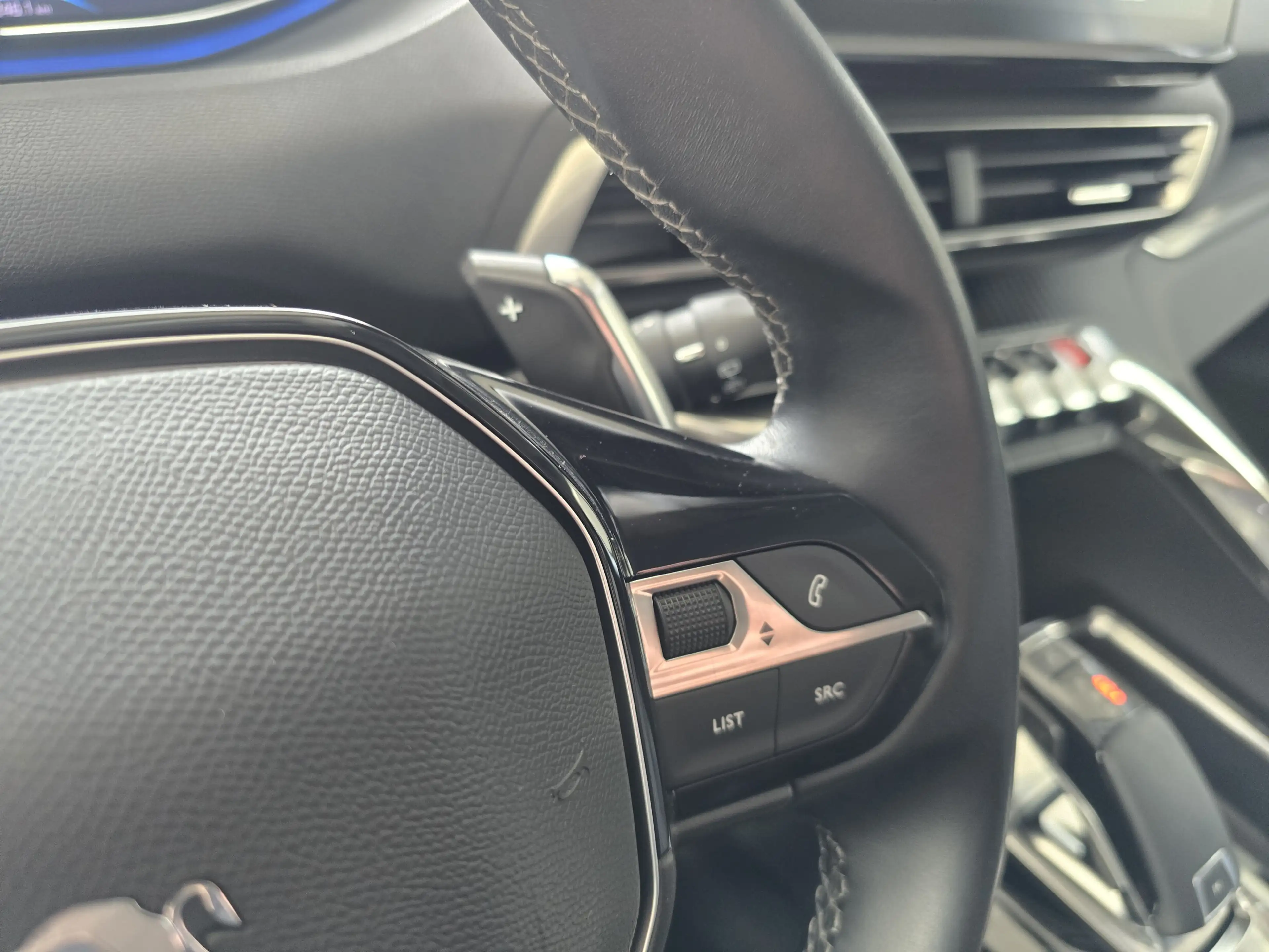 Peugeot 5008 Allure 7Sitzer LED AHK Navi SHZ DAB+ — photo 13