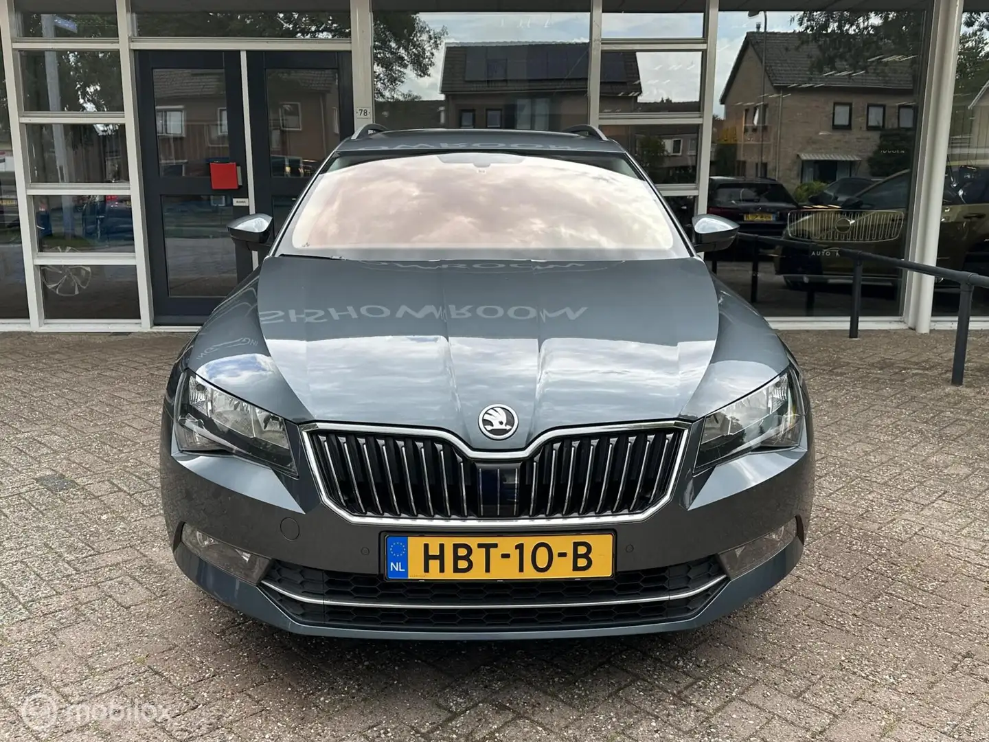 Skoda Superb Combi 1.5 TSI ACT Ambition Climat, Navi, Camera, M Grijs - 2