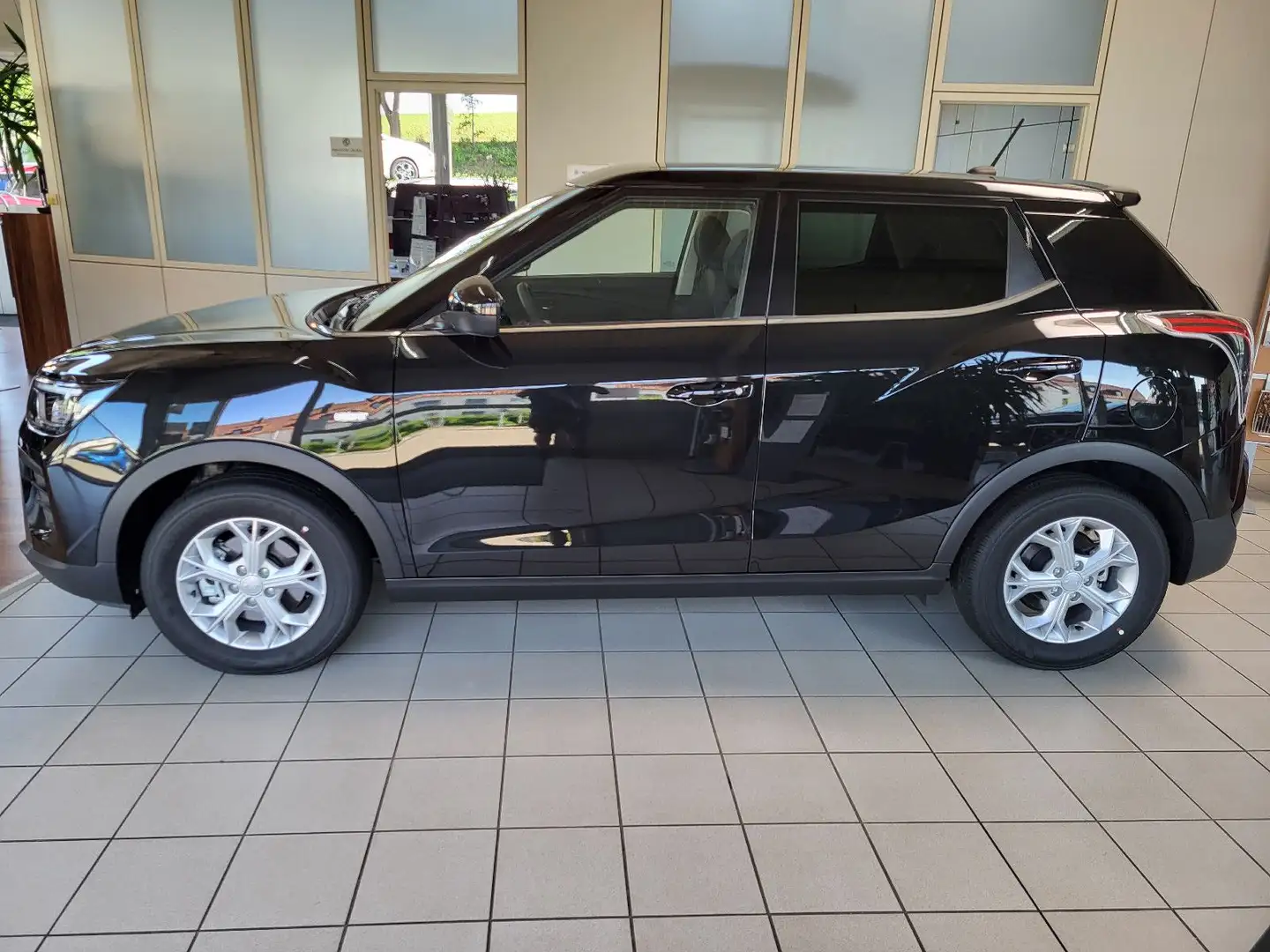KGM Tivoli Nomad 1.5Turbo,inkl.Transport/Überführung Zwart - 2