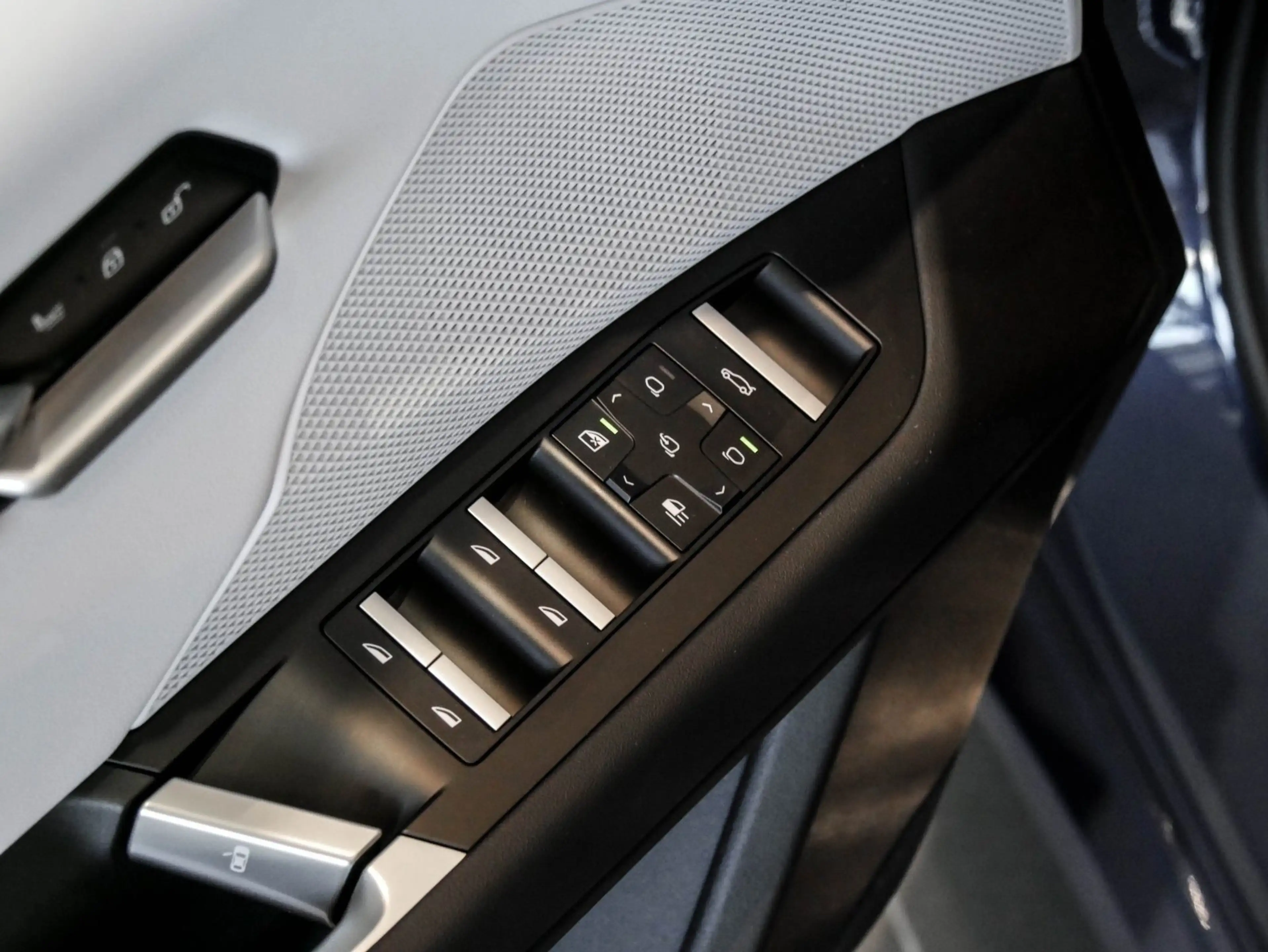 BMW iX3 40 M Sport HUD PANO ACC AHK RFK NAVI LED LM — photo 12
