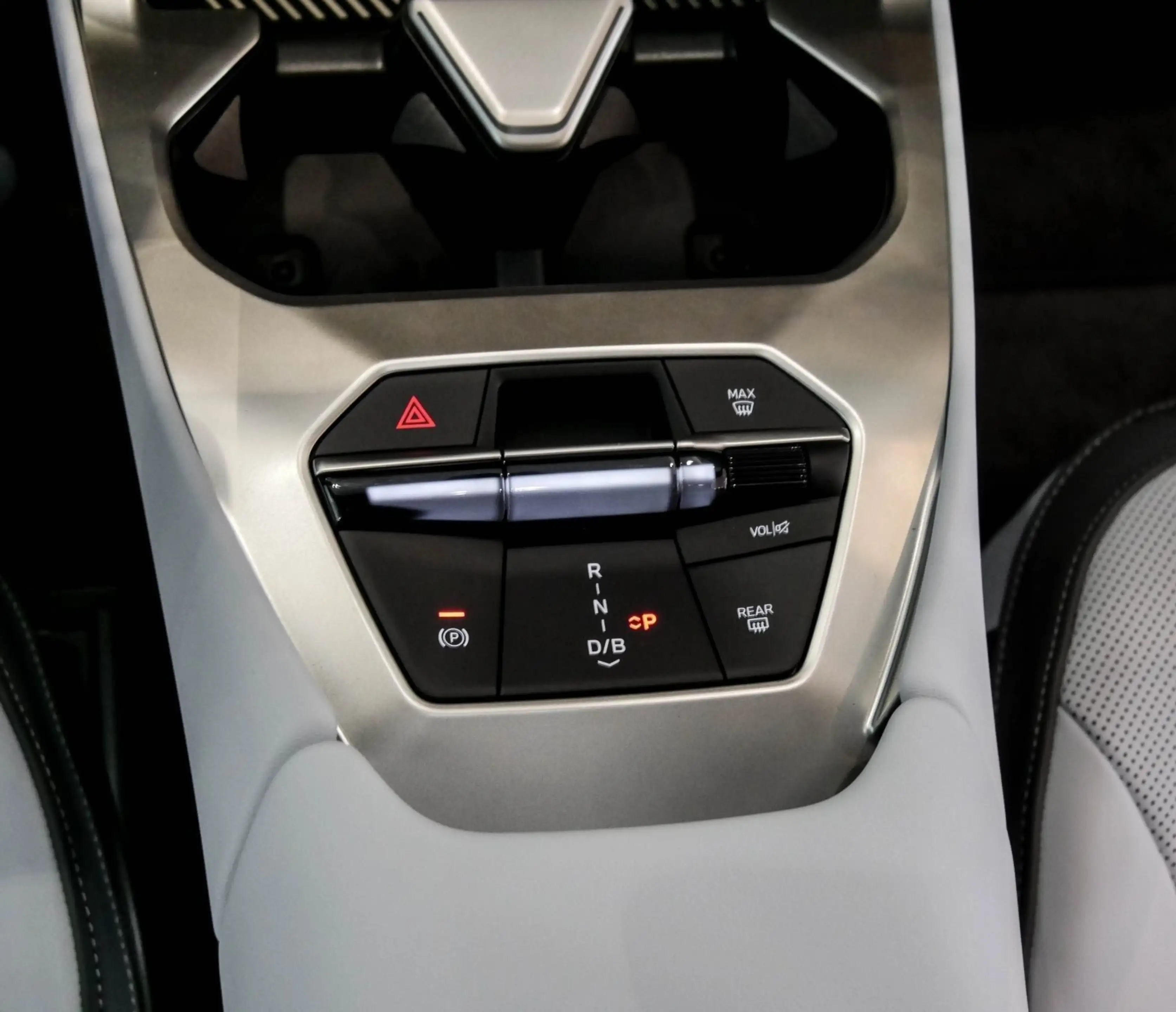 BMW iX3 40 M Sport HUD PANO ACC AHK RFK NAVI LED LM — photo 9