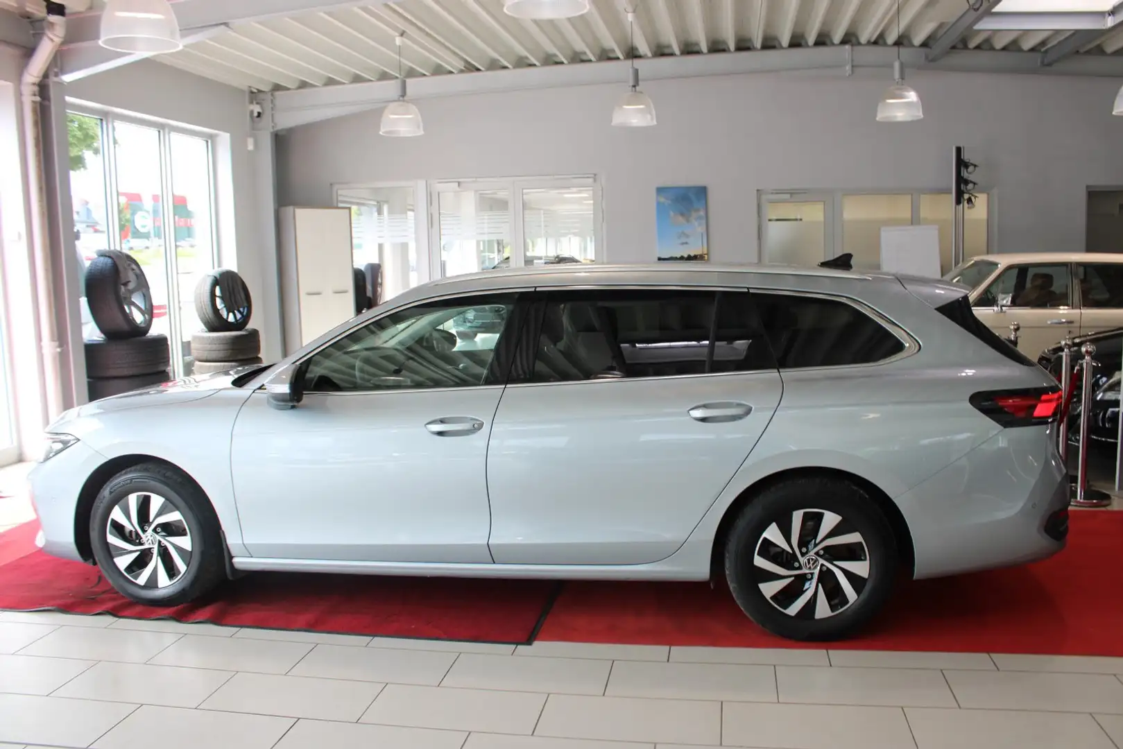 Volkswagen Passat Variant 1.5 eTSI 110 kW Business Silber - 2