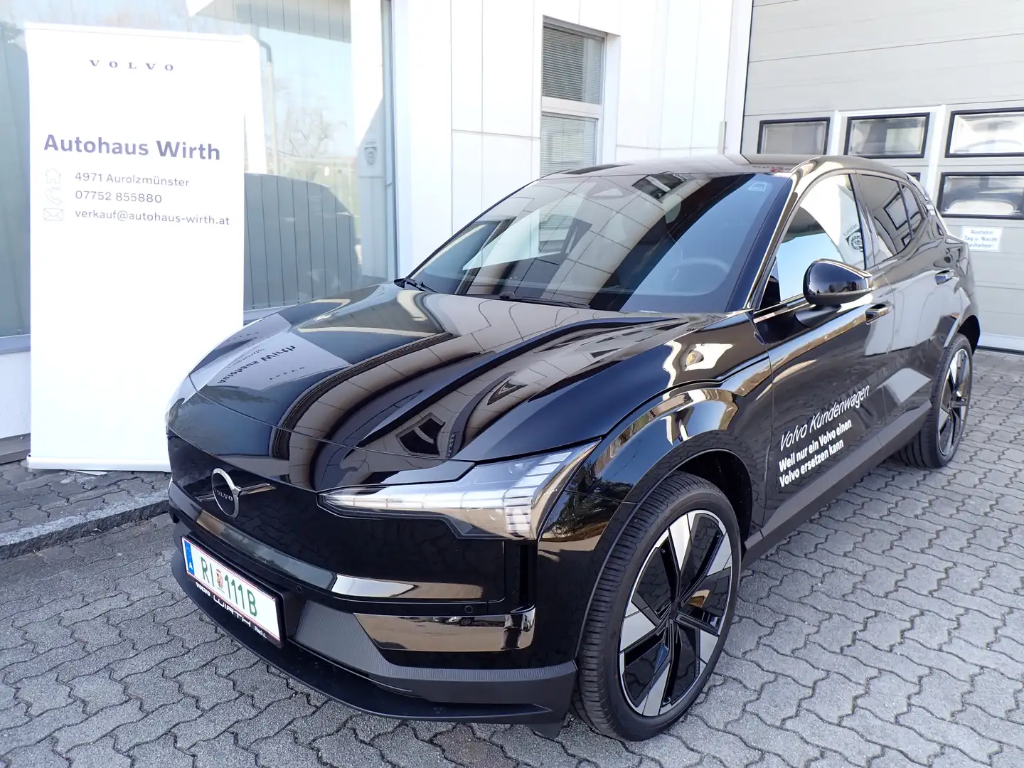 Volvo EX30 Single Motor Extended Range 69kWh Plus Schwarz - 1