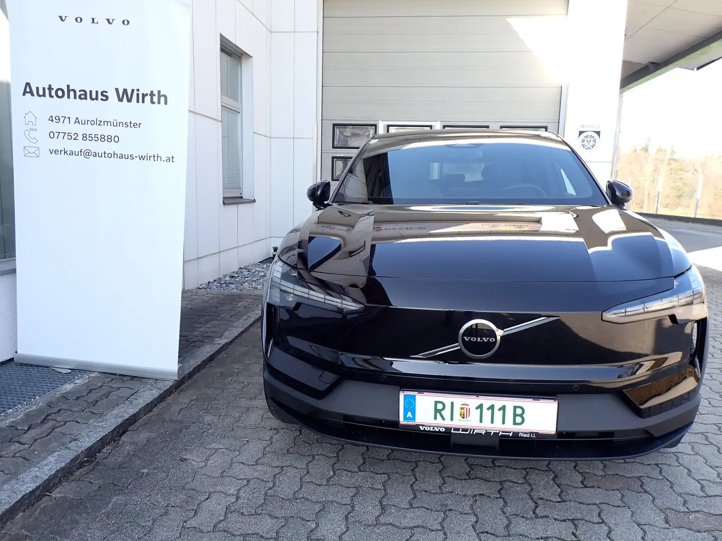 Volvo EX30 Single Motor Extended Range 69kWh Plus Schwarz - 2