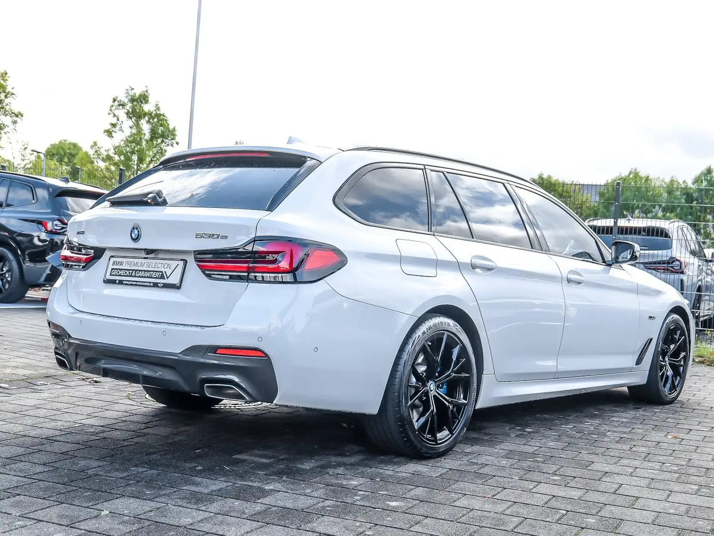 BMW 530 e xDrive A M Sport HUD PANO ACC RFK NAVI DAB Weiß - 2