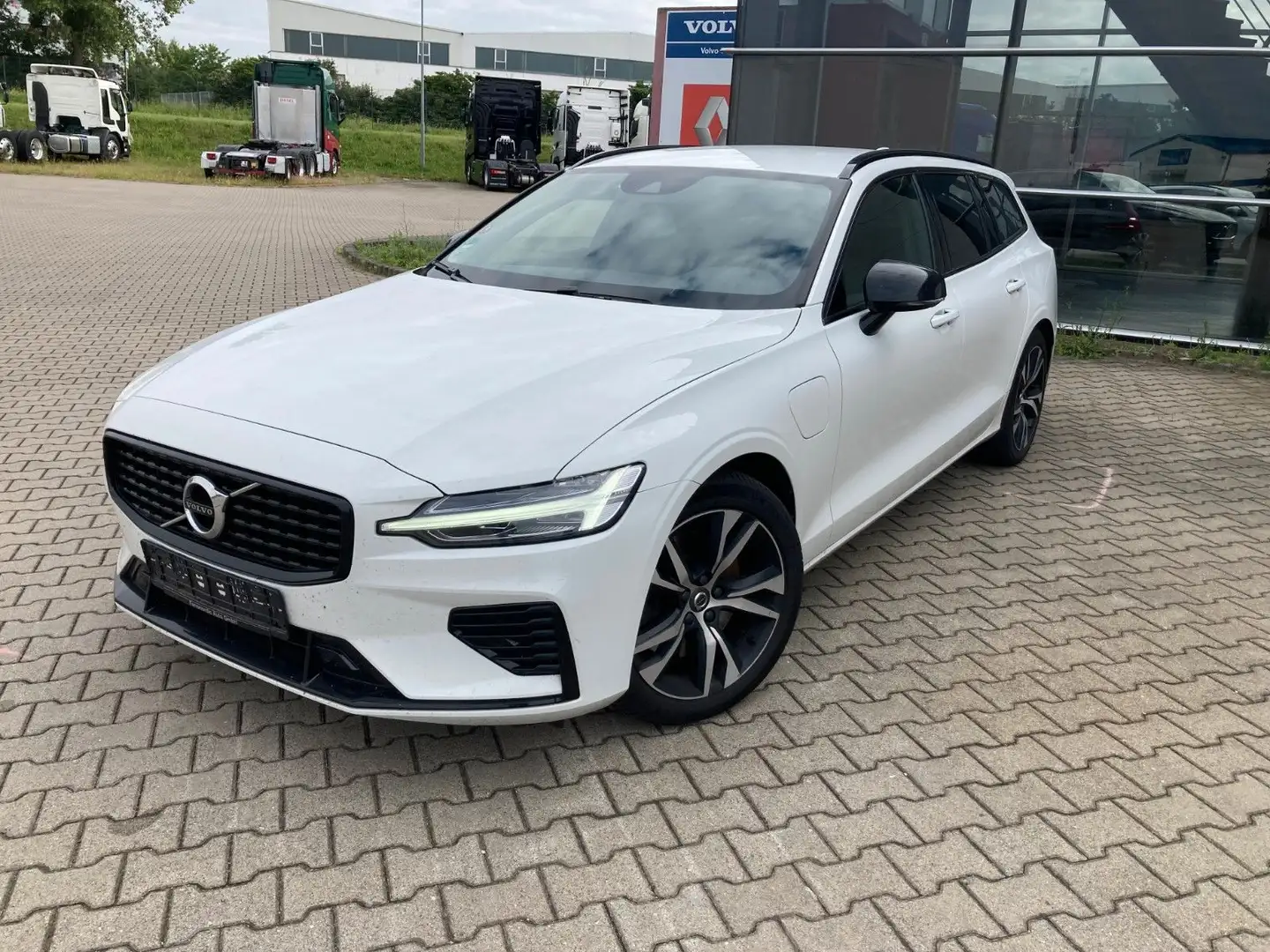 Volvo V60 T6 AWD R-Design Expression Recharge Plug-In Weiß - 1