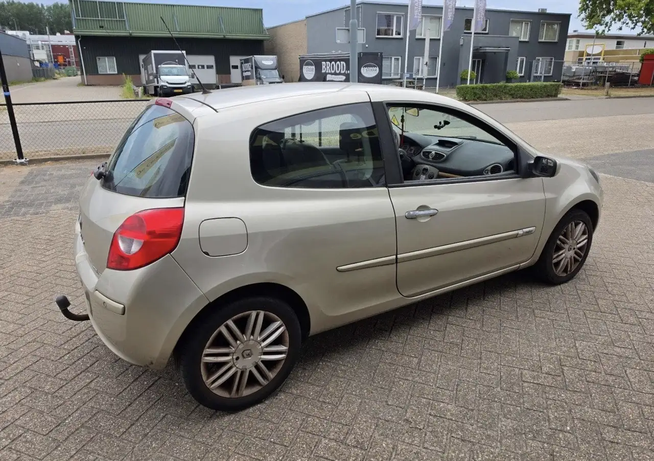 Renault Clio Citadine 3 portes — photo 4