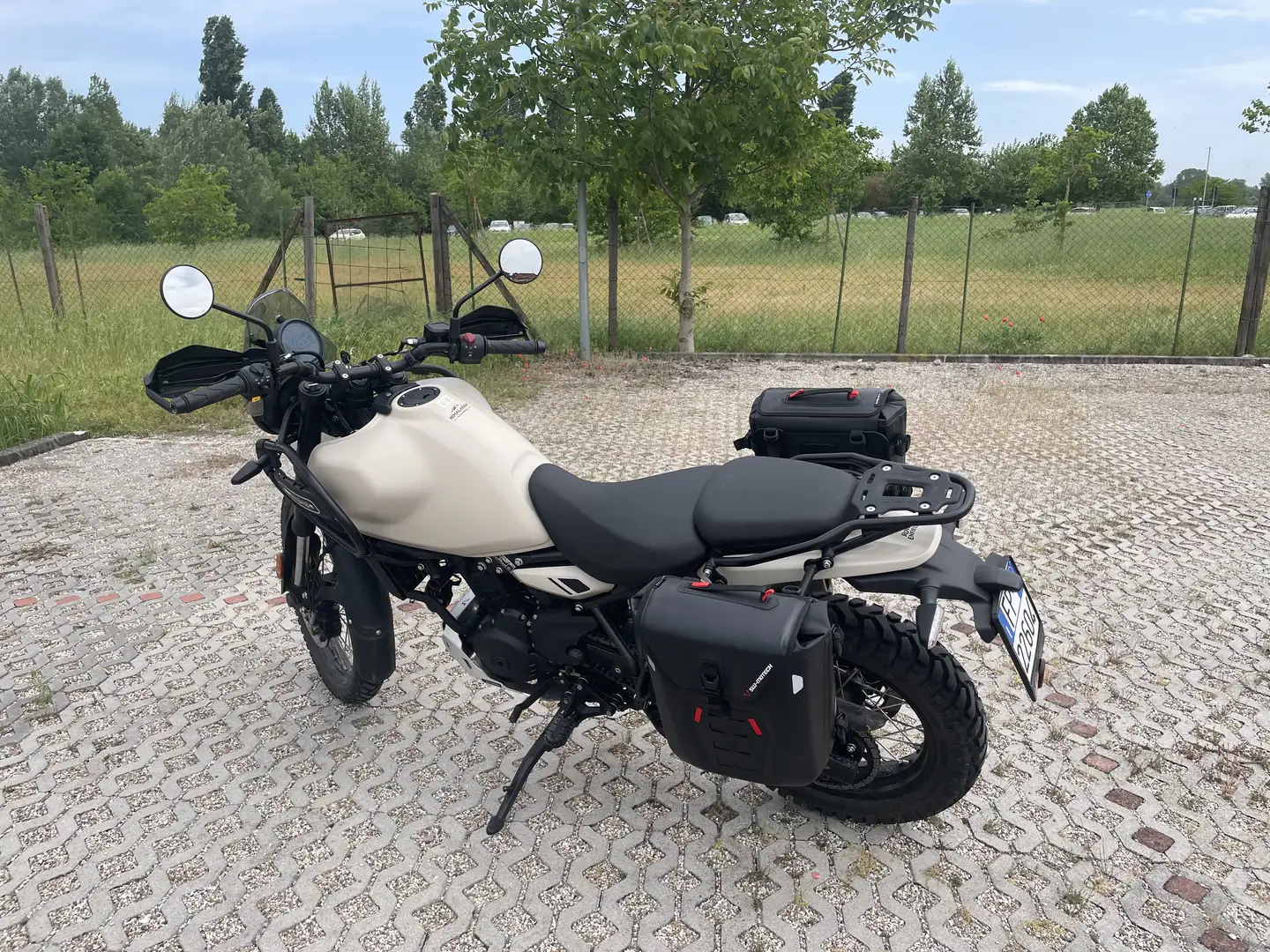 Royal Enfield Himalayan 450 cc. raffreddata a liquido Bej - 2
