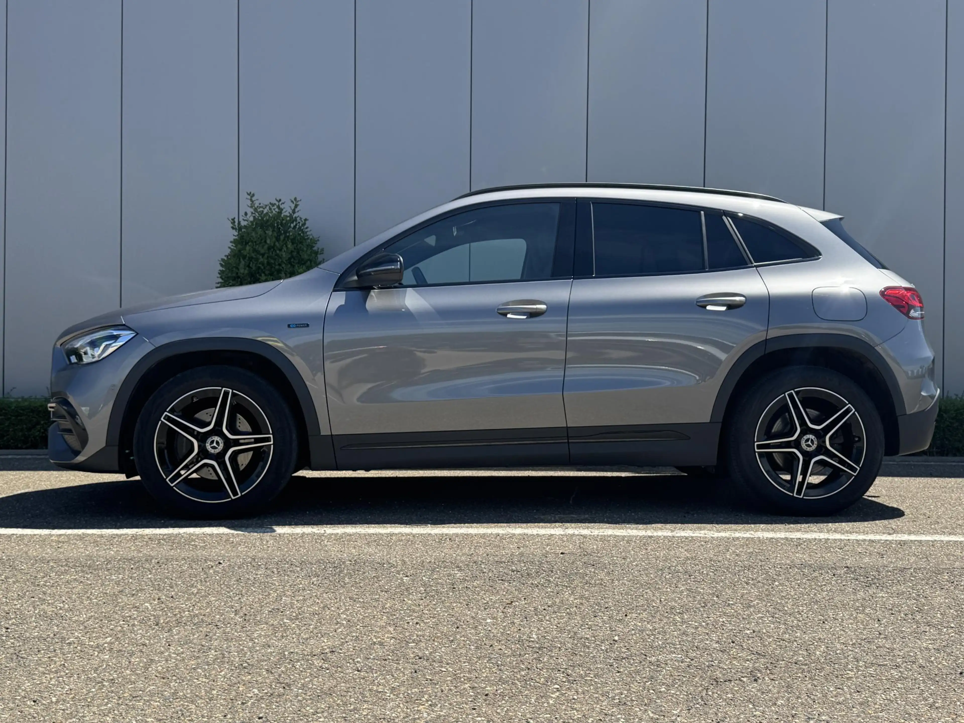 Mercedes-Benz GLA 250 e AMG Line — photo 6