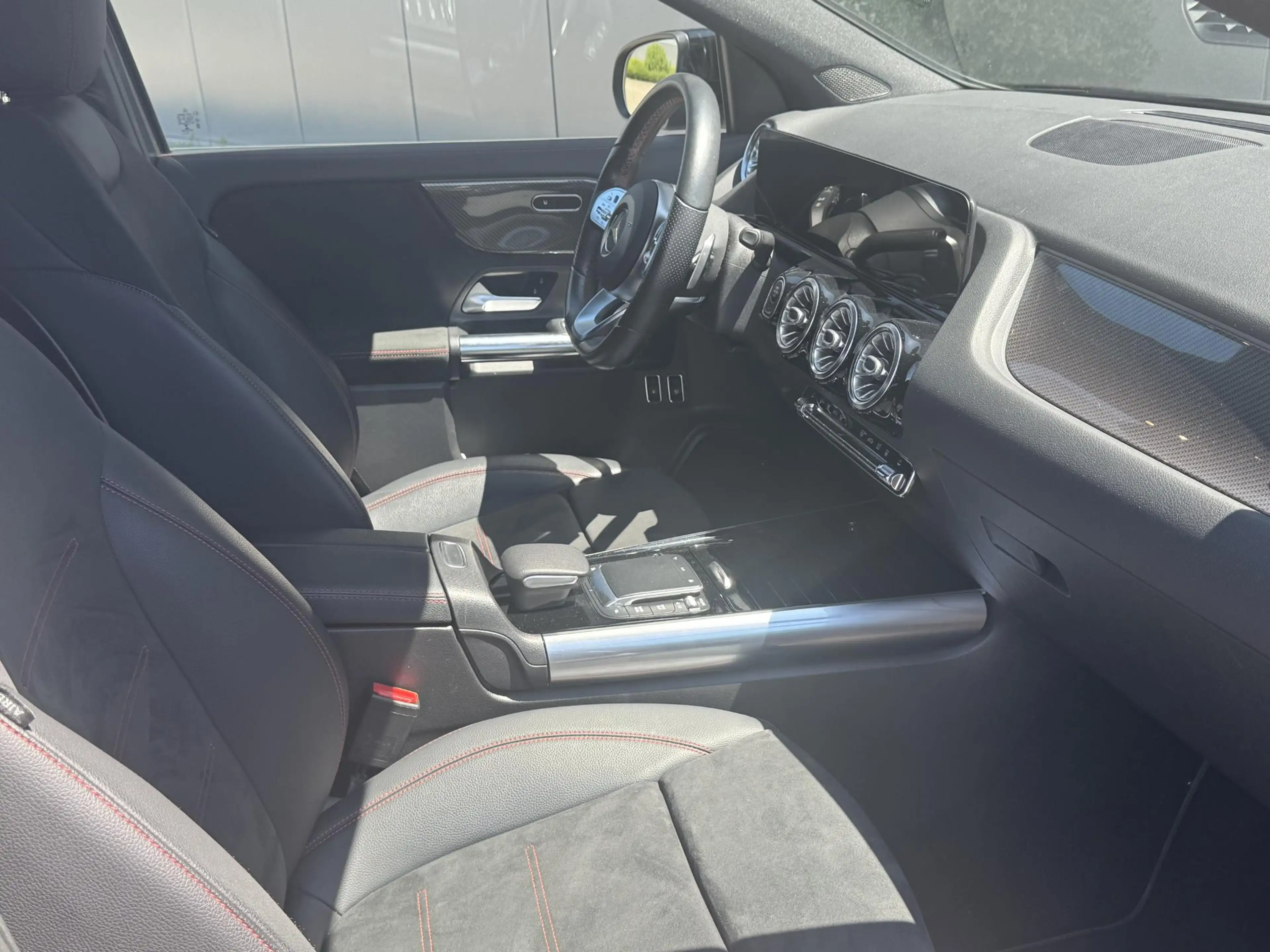 Mercedes-Benz GLA 250 e AMG Line — photo 2