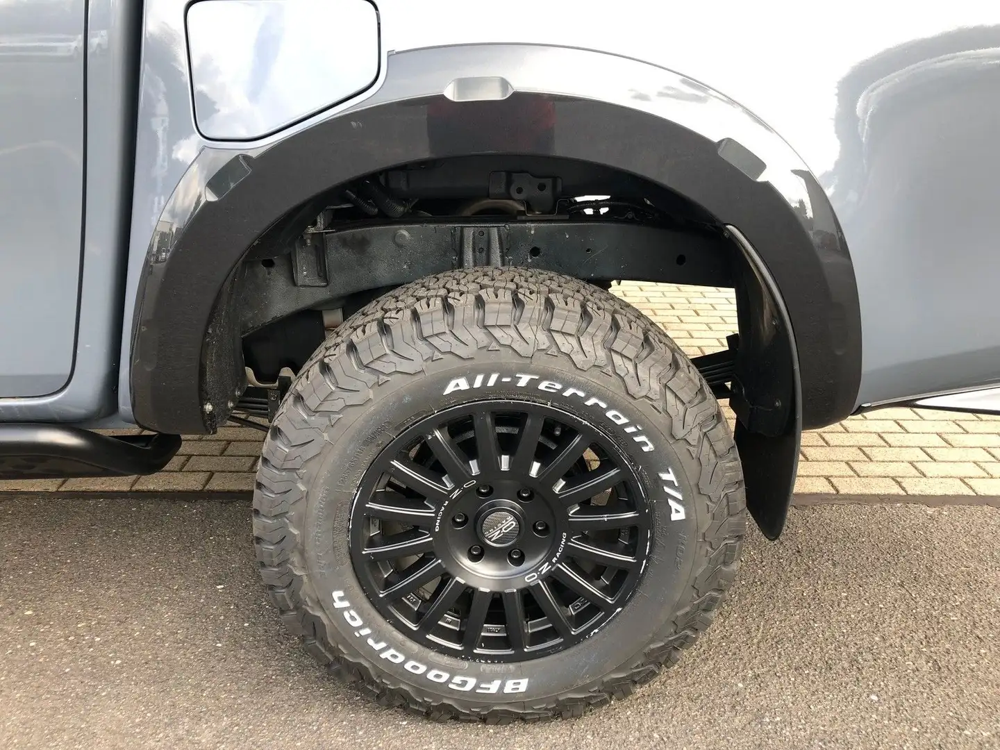 Isuzu D-Max Double Cab V-Cross AT + hohes Fahrwerk + Grau - 2