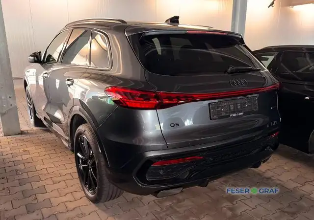 Audi Q5 view 4