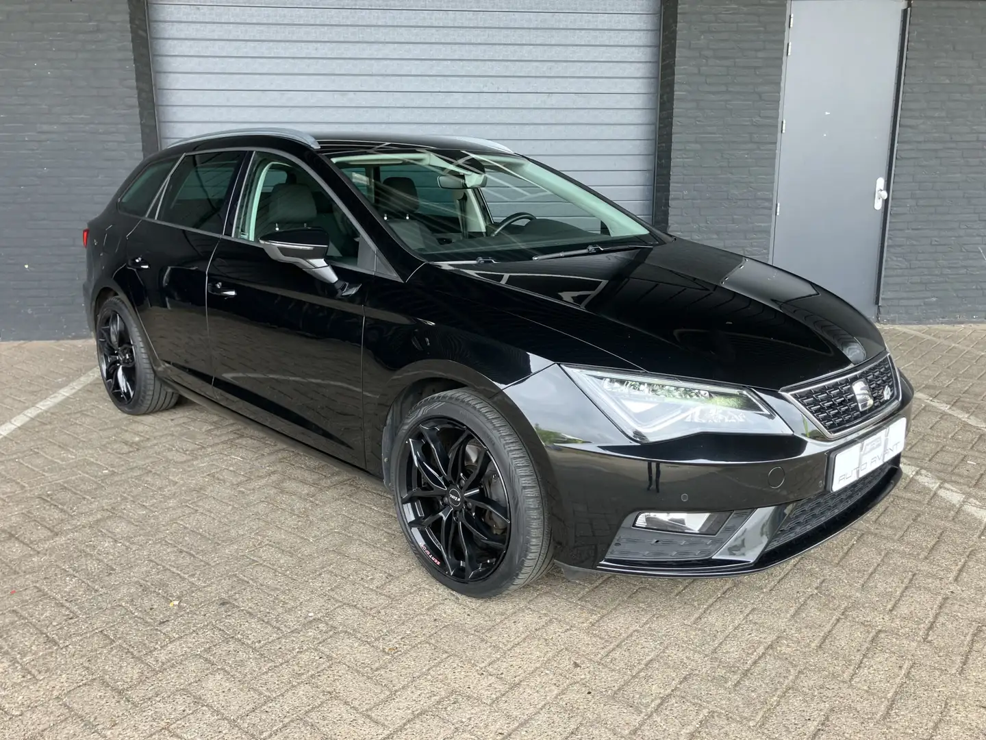 SEAT Leon ST 1.6 TDI Style XENON-NAVI-LED Noir - 1