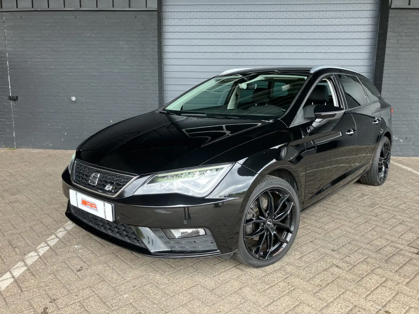 SEAT Leon ST 1.6 TDI FR-XENON-NAVI-LED Zwart - 2