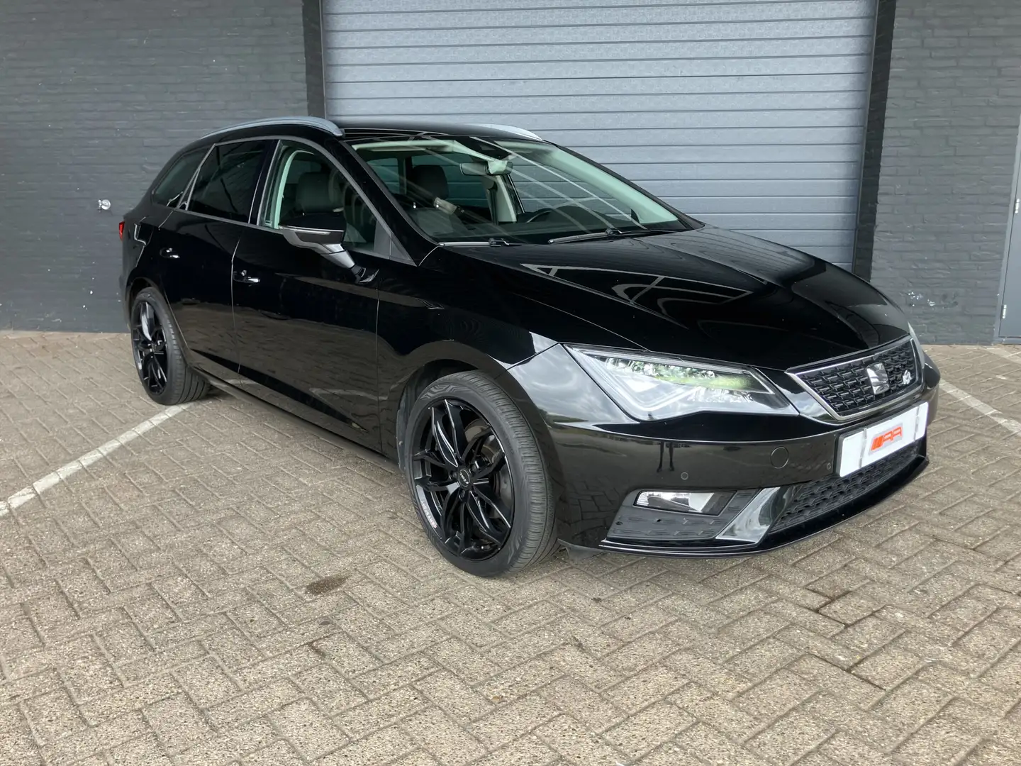 SEAT Leon ST 1.6 TDI FR-XENON-NAVI-LED Zwart - 1