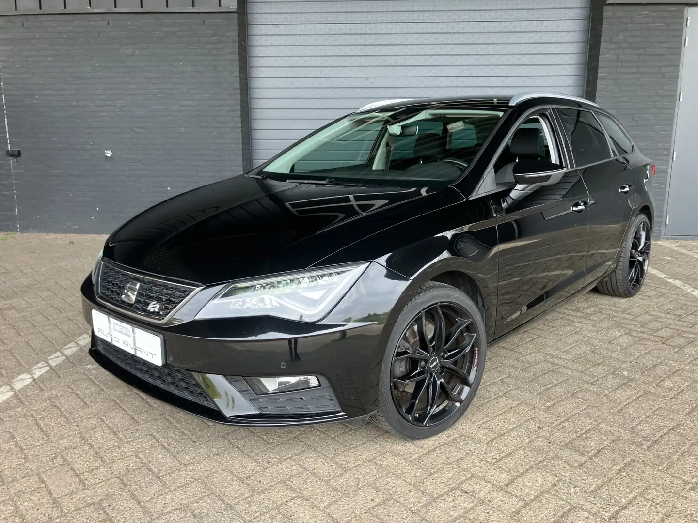 SEAT Leon ST 1.6 TDI Style XENON-NAVI-LED Noir - 2