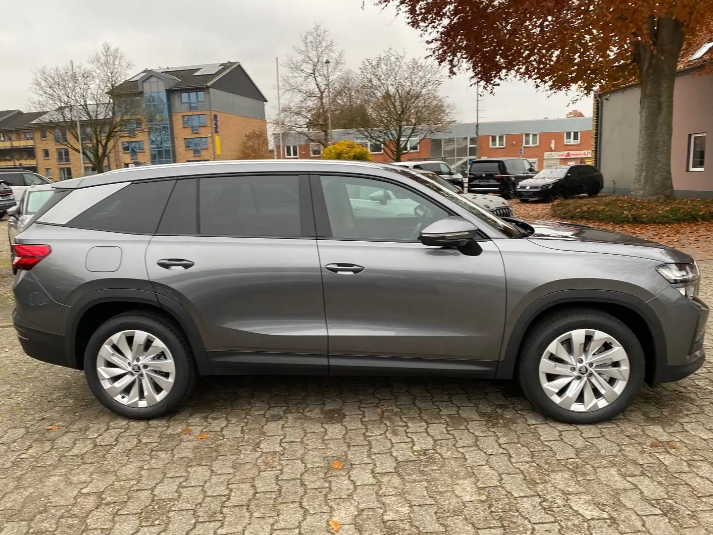 Skoda Kodiaq 2.0 TDI 4x4 Selection 7 Sitzer AHK 19 Z Gris - 2