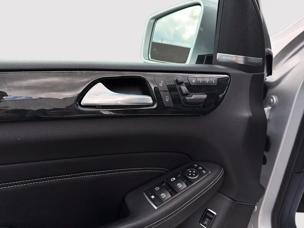Mercedes-Benz M-Class снимка Mercedes-Benz M-Class