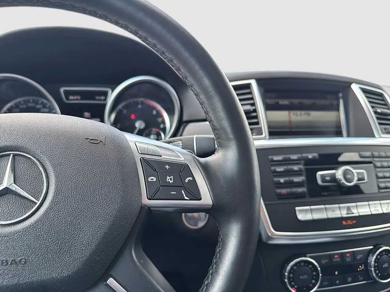 Mercedes-Benz M-Class снимка Mercedes-Benz M-Class