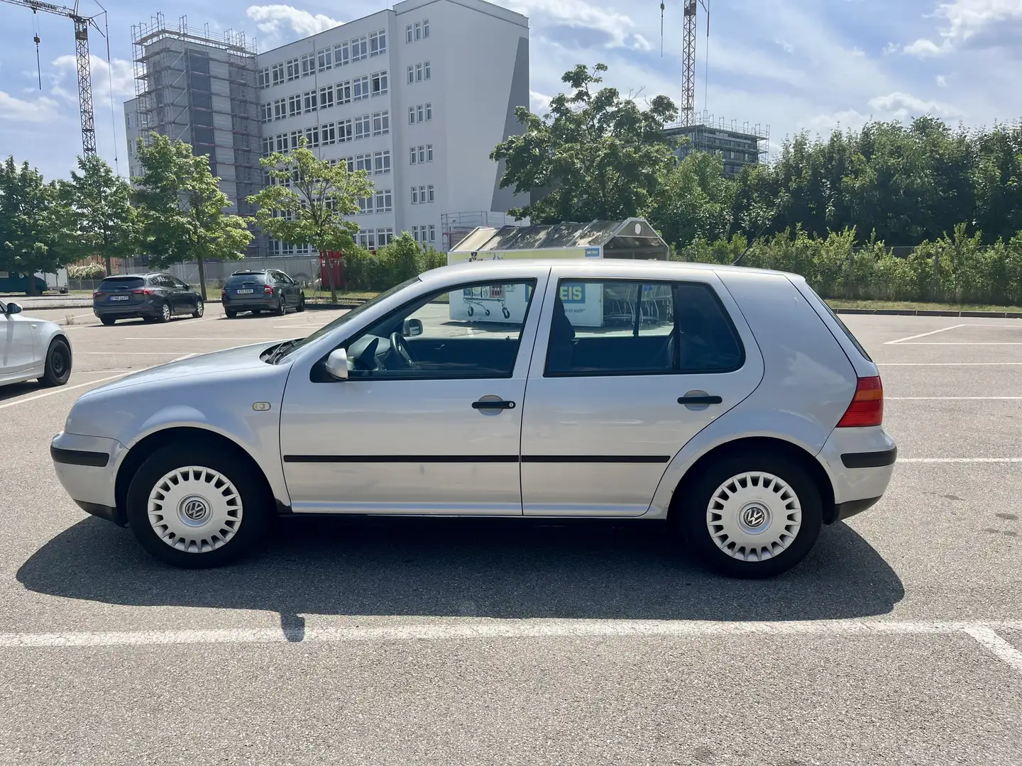 Volkswagen Golf 1.6 Basis Срібний - 2
