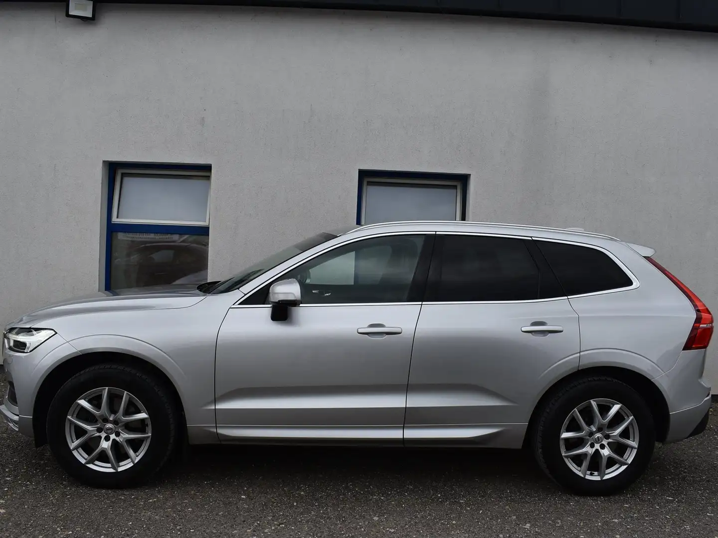 Volvo XC60 Momentum 2WD Grau - 2