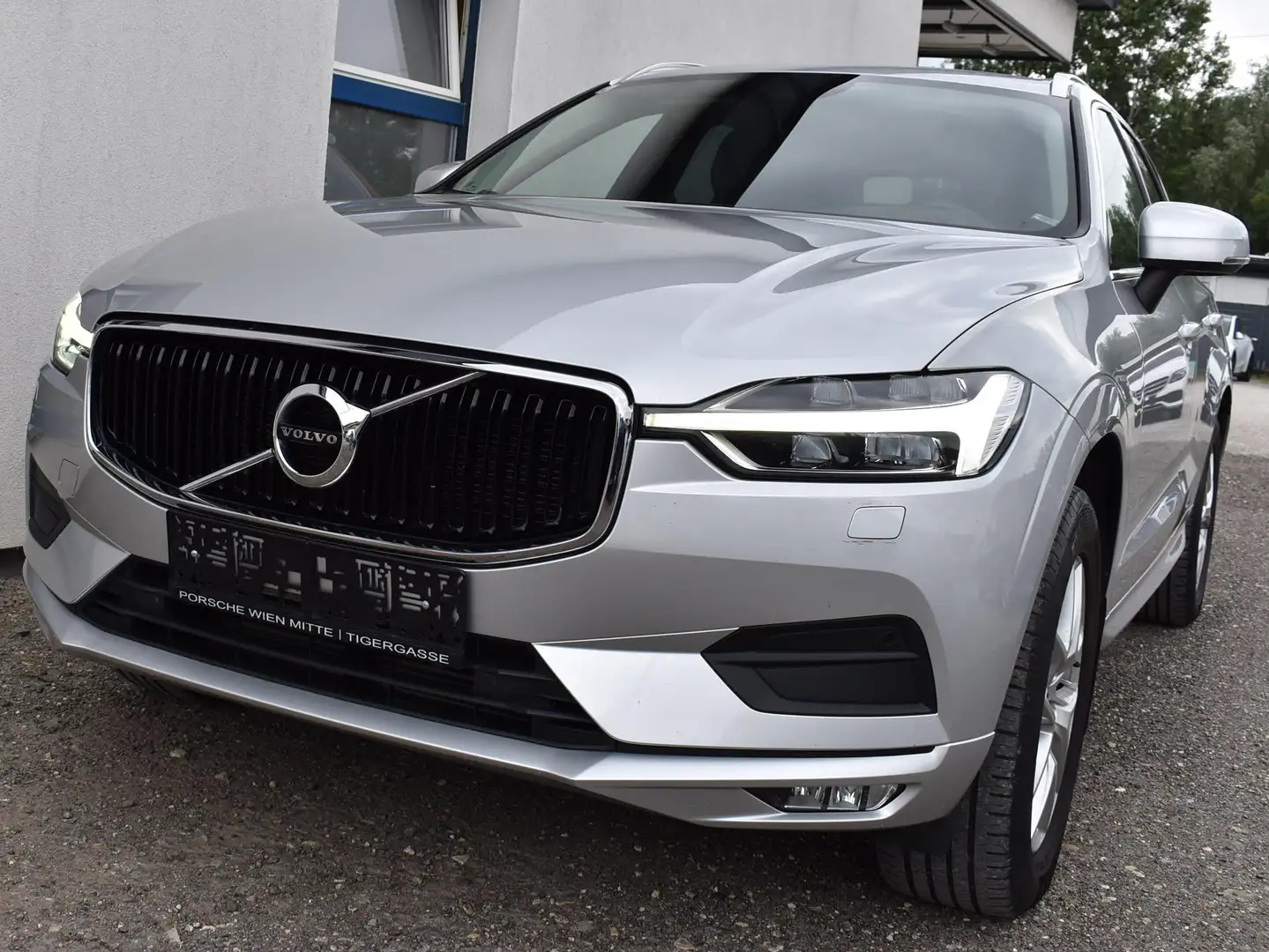 Volvo XC60 Momentum 2WD Grau - 1