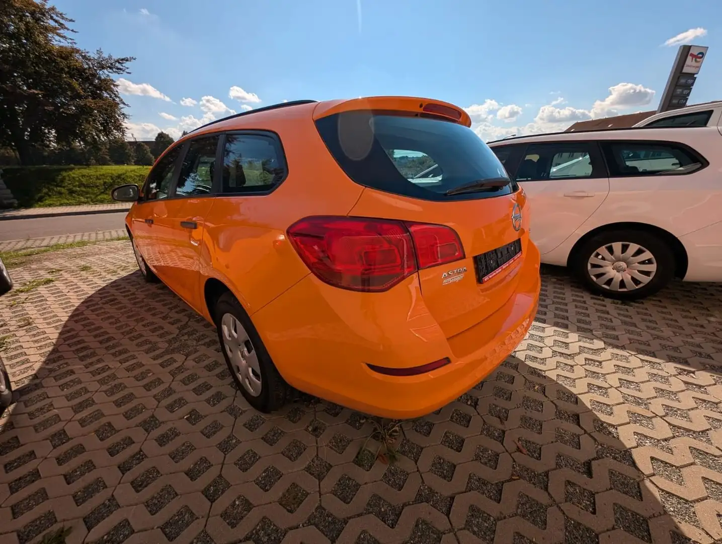 Opel Astra J Sports Tourer Selection Behördenfhz Orange - 2