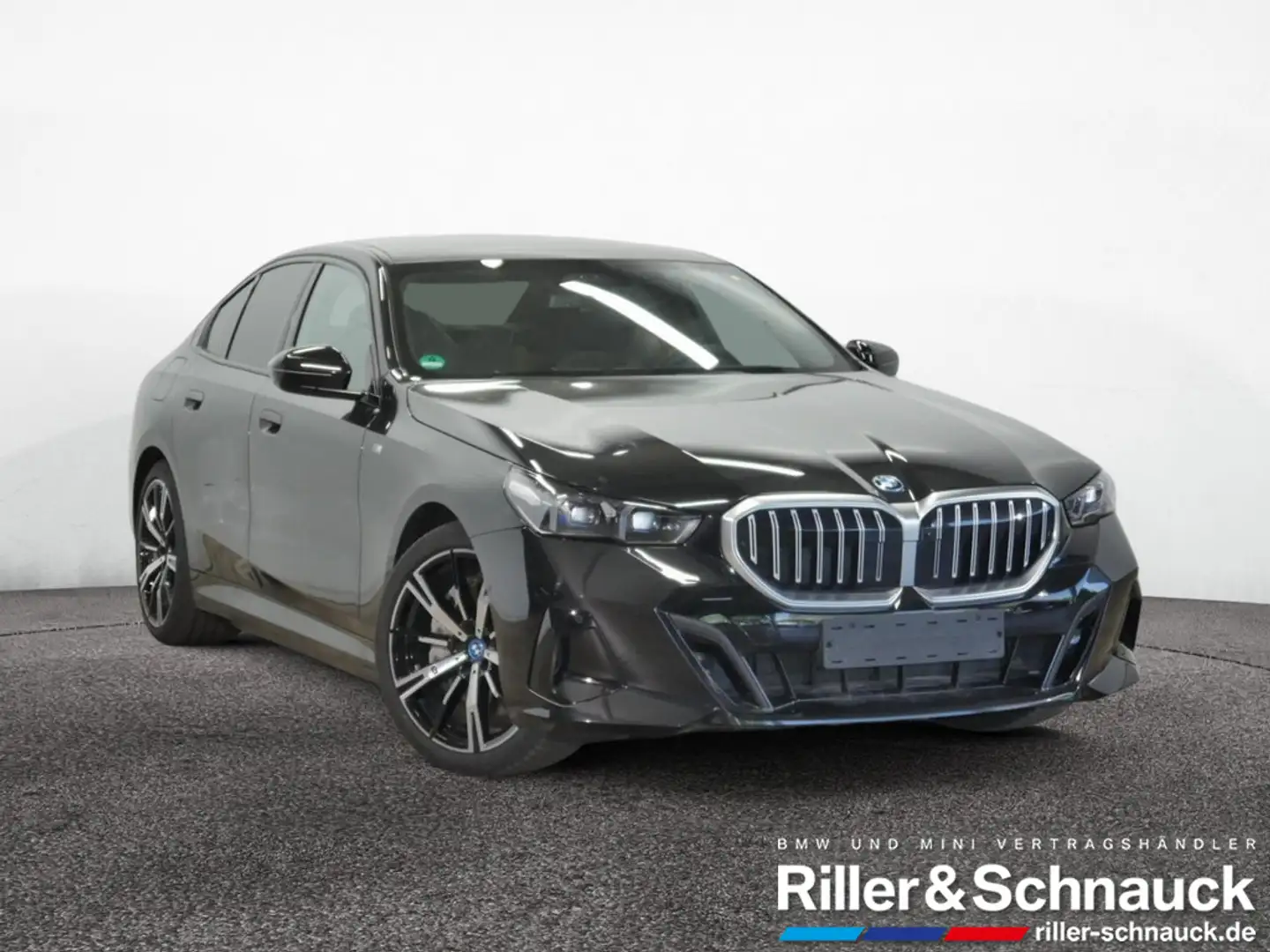 BMW 550 e xDrive M Sport PANO+B&W+360+KAM+HUD+ACC Black - 2