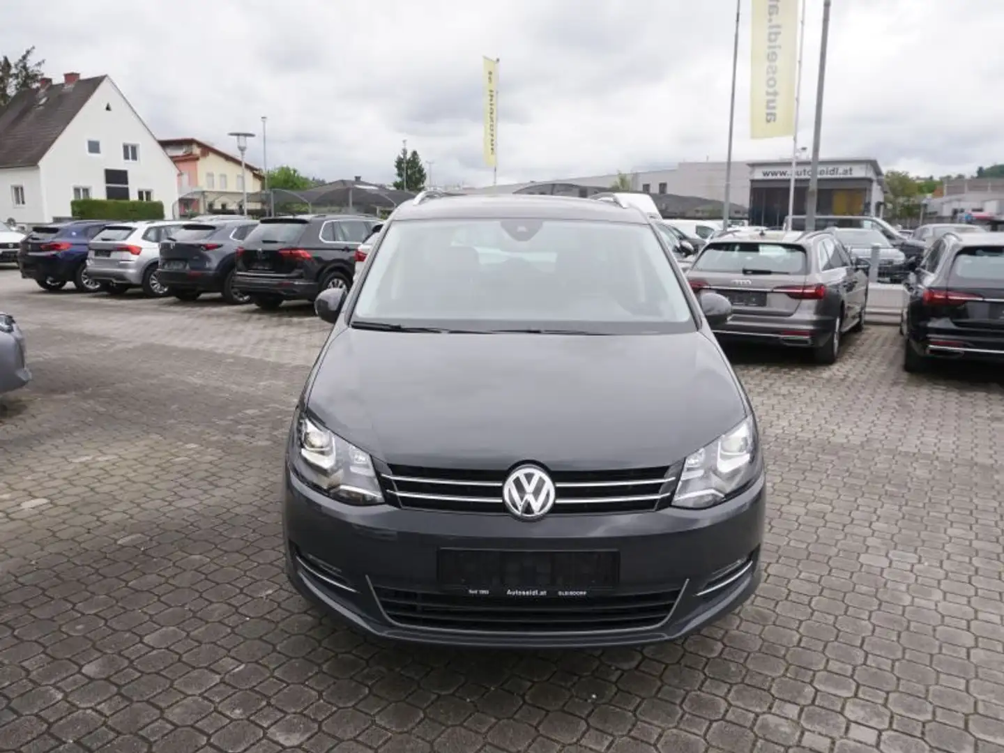 Volkswagen Sharan Business+ SCR 2,0 TDI DSG *NAVI+XENON+KAMERA* Grau - 2