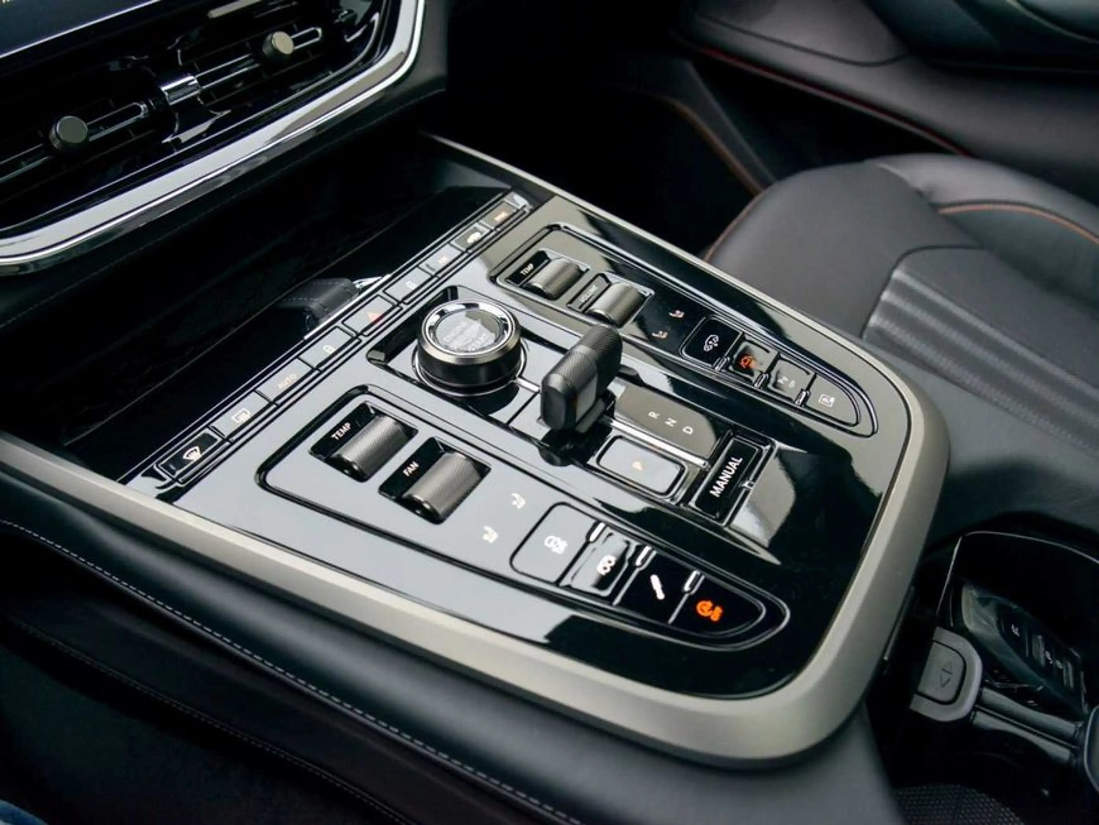Aston Martin DBX 707 — photo 14
