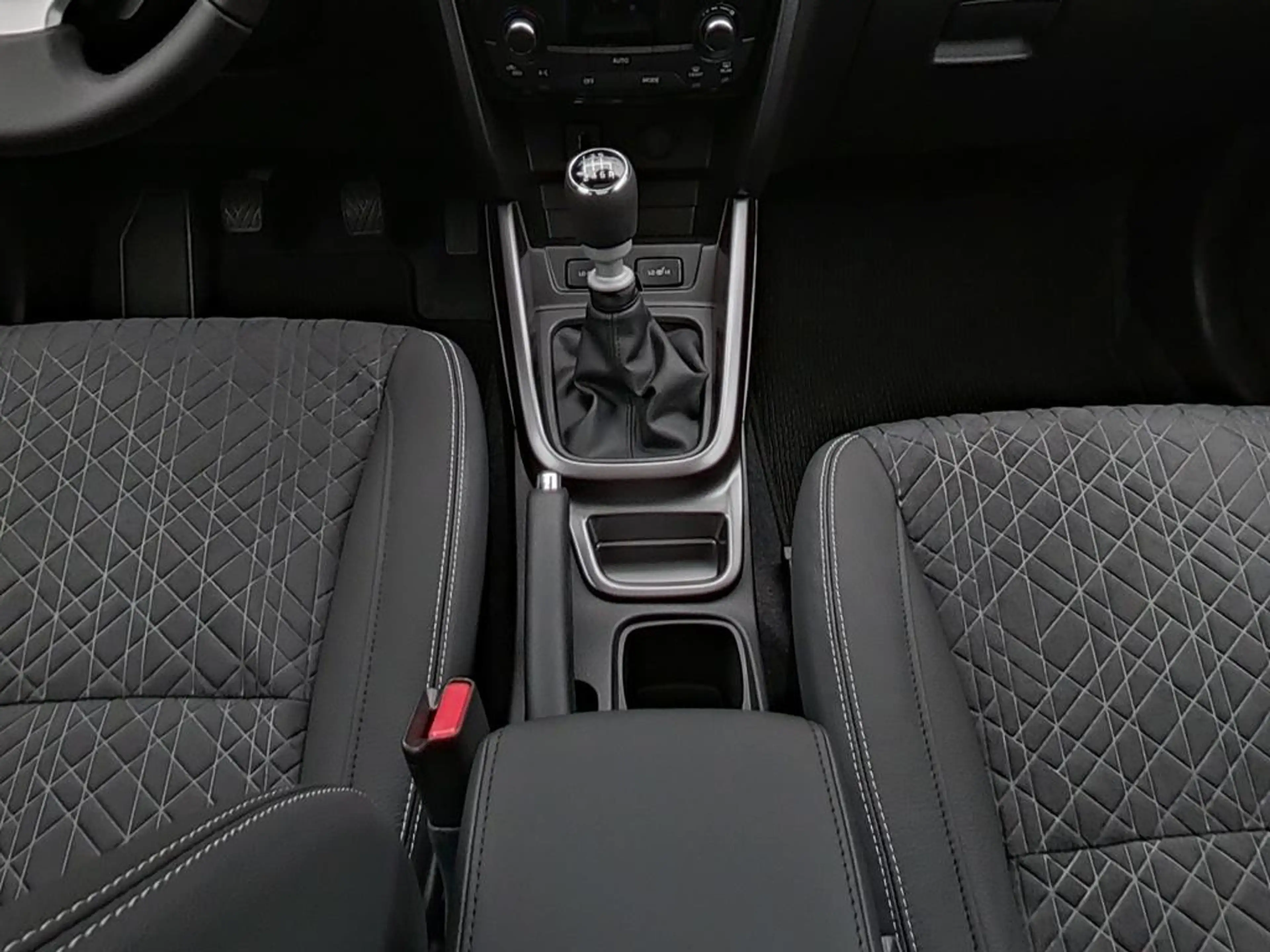 Suzuki Vitara 1.4 COMFORT+ HYBRID — photo 15
