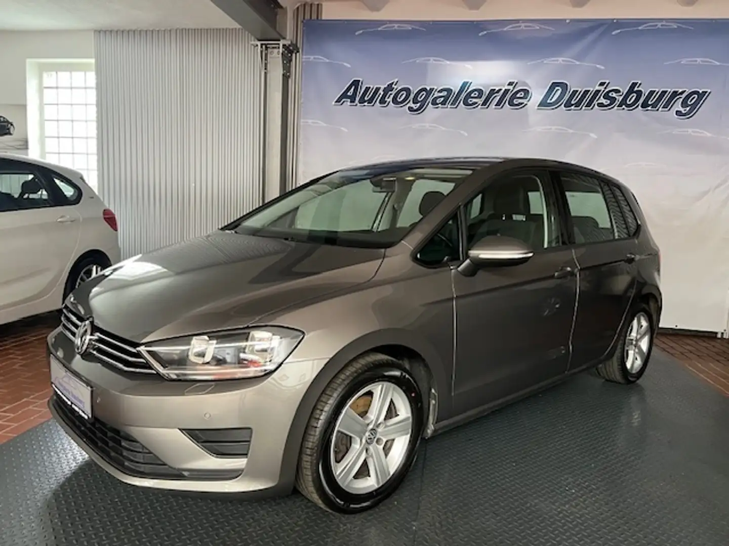 Volkswagen Golf Sportsvan Comfortline Navi SHZ PDC v+h MP3 Mehrzonenklima Bl Grijs - 2